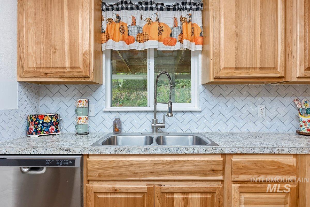 598 N Gray, King Hill, Idaho 83633, 3 Bedrooms, 1.5 Bathrooms, Residential For Sale, Price $399,900, 98960317
