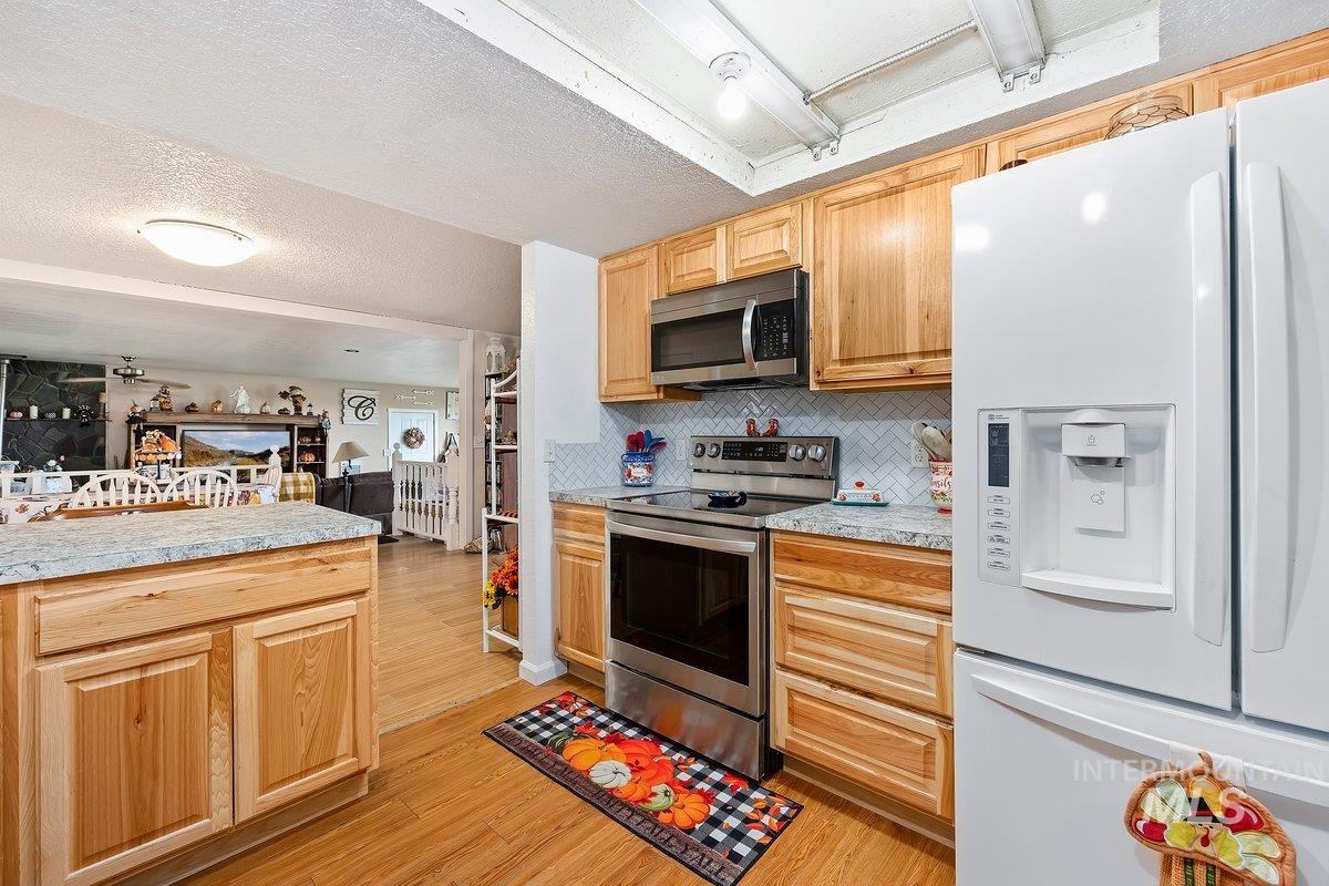 598 N Gray, King Hill, Idaho 83633, 3 Bedrooms, 1.5 Bathrooms, Residential For Sale, Price $399,900, 98960317