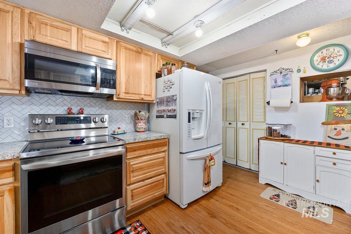 598 N Gray, King Hill, Idaho 83633, 3 Bedrooms, 1.5 Bathrooms, Residential For Sale, Price $399,900, 98960317