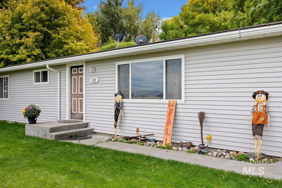 598 N Gray, King Hill, Idaho 83633, 3 Bedrooms, 1.5 Bathrooms, Residential For Sale, Price $399,900, 98960317