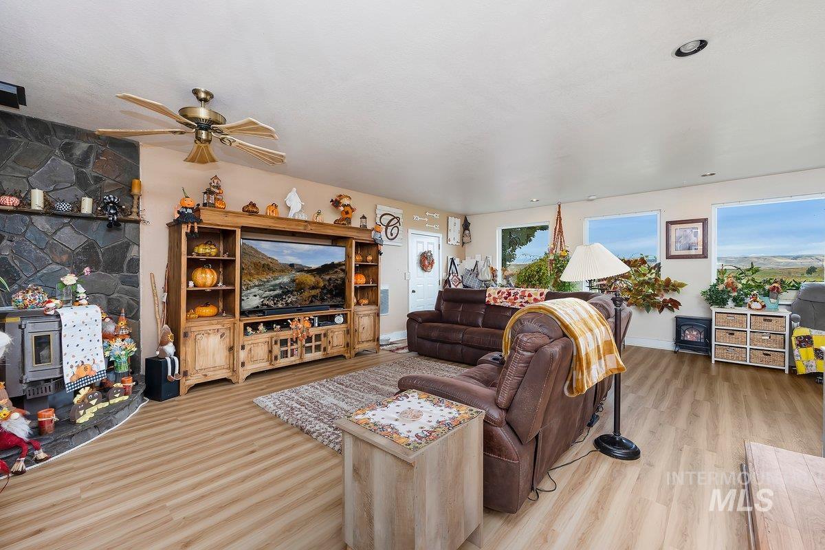 598 N Gray, King Hill, Idaho 83633, 3 Bedrooms, 1.5 Bathrooms, Residential For Sale, Price $399,900, 98960317
