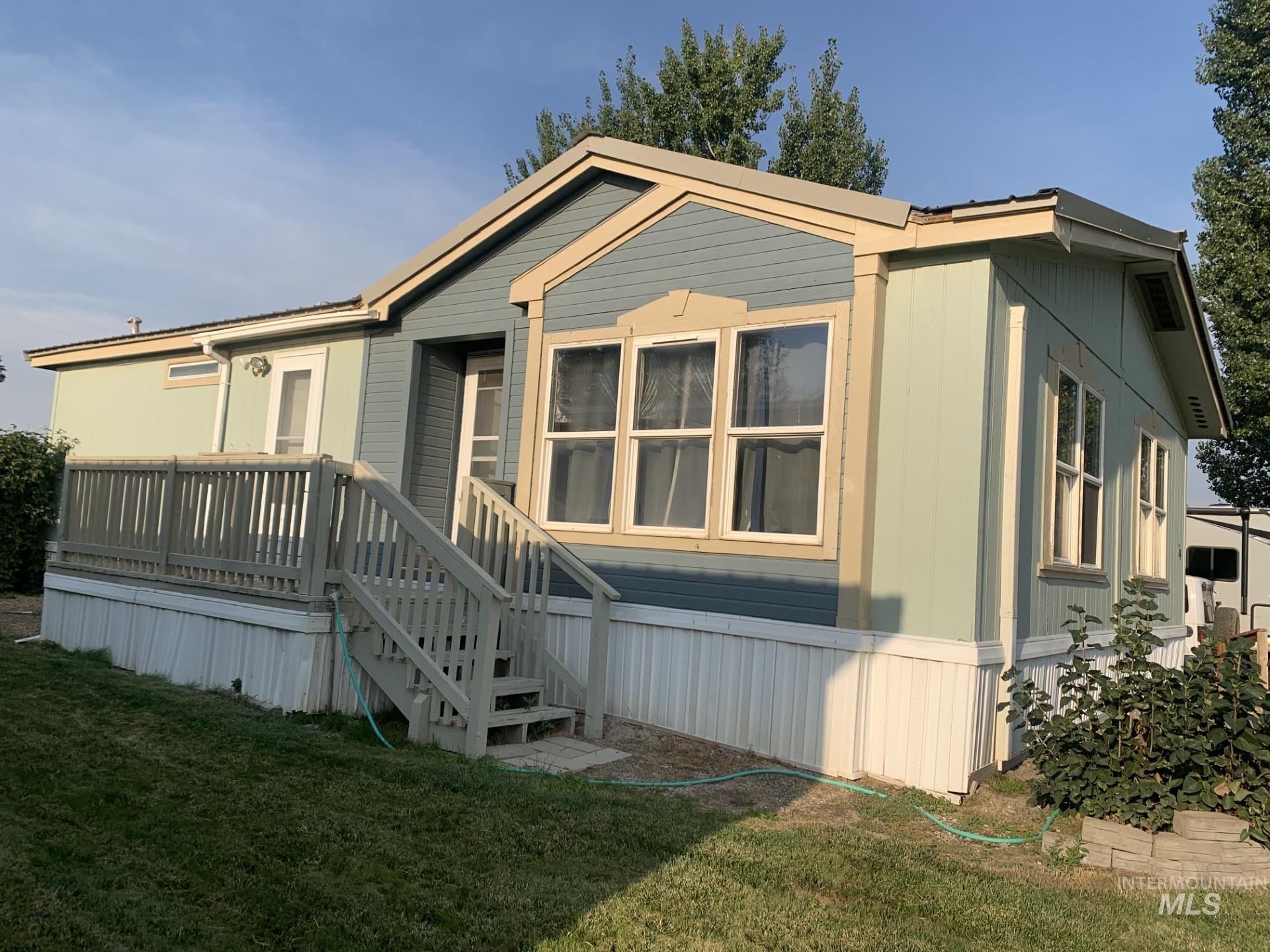Manufactured / mobile home featuring a front lawn