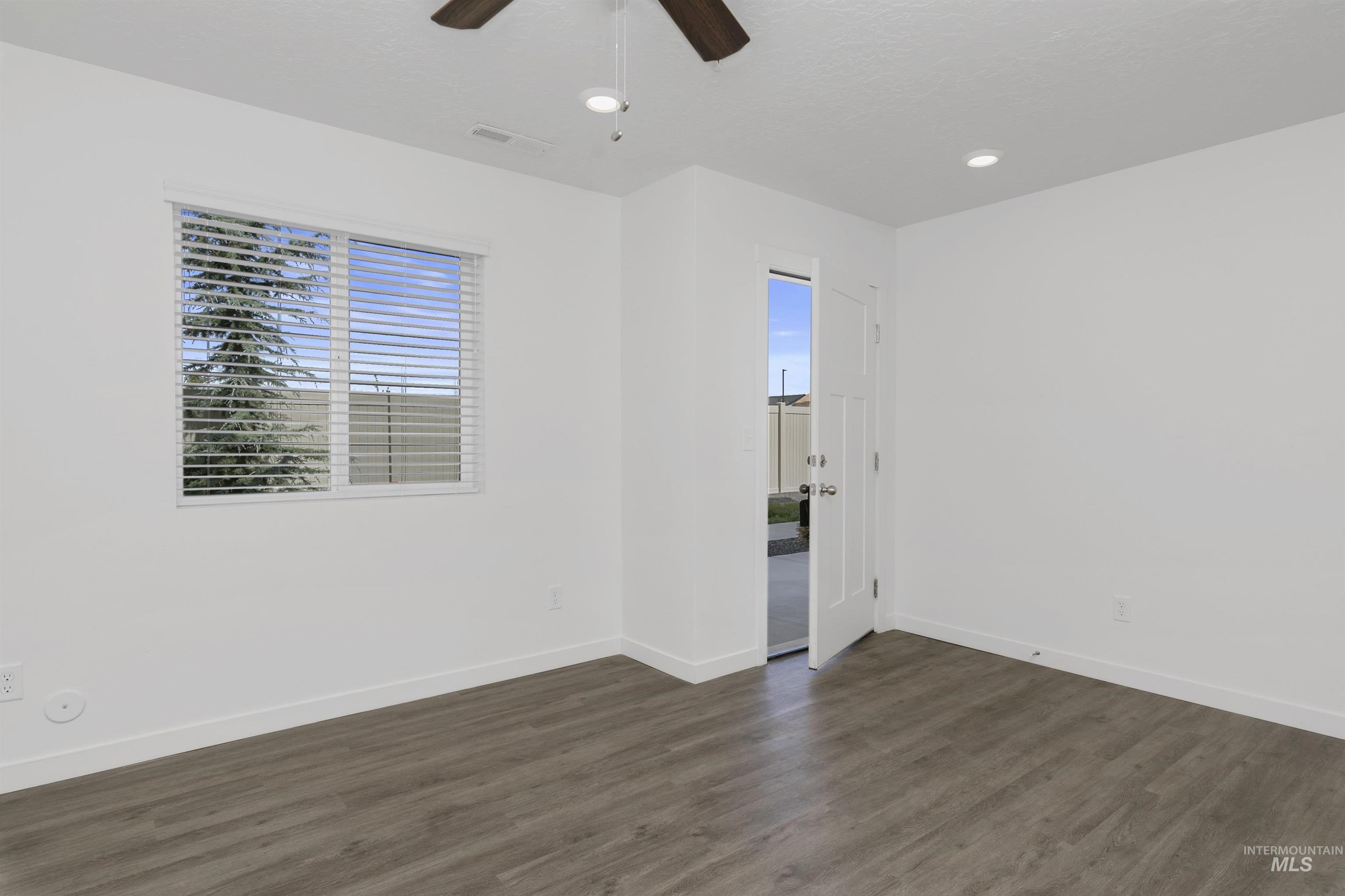Unfurnished room with dark wood finished floors, recessed lighting, a ceiling fan, and a textured ceiling