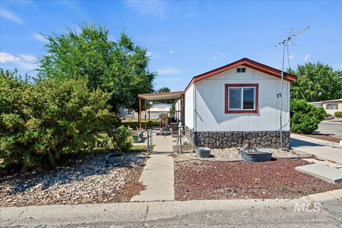 Manufactured / mobile home featuring a gate