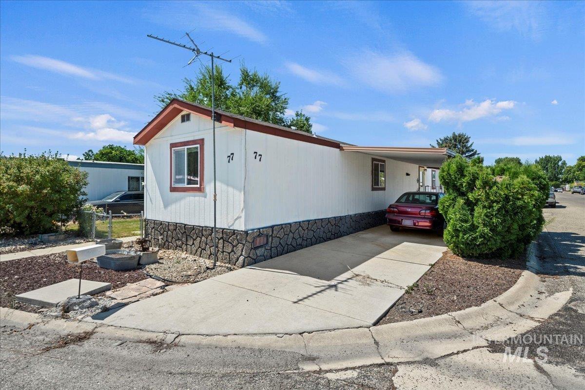 Manufactured / mobile home with an attached carport and driveway