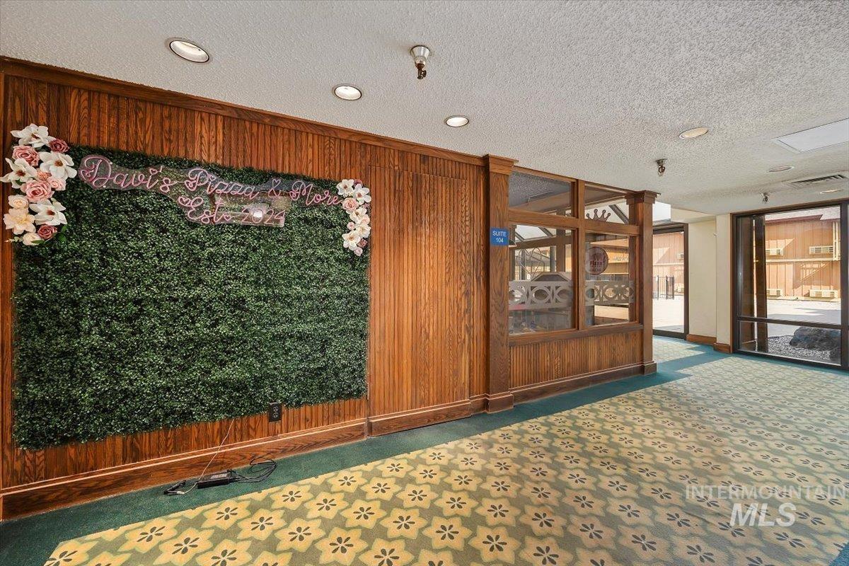 Gate featuring a sunroom