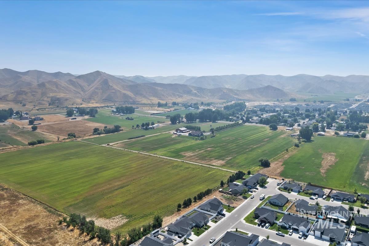 291 S Fuji Ave, Emmett, Idaho 83617, 3 Bedrooms, 2 Bathrooms, Residential For Sale, Price $449,900, 98960368