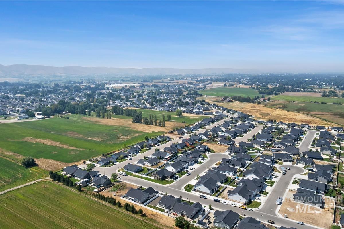 291 S Fuji Ave, Emmett, Idaho 83617, 3 Bedrooms, 2 Bathrooms, Residential For Sale, Price $449,900, 98960368