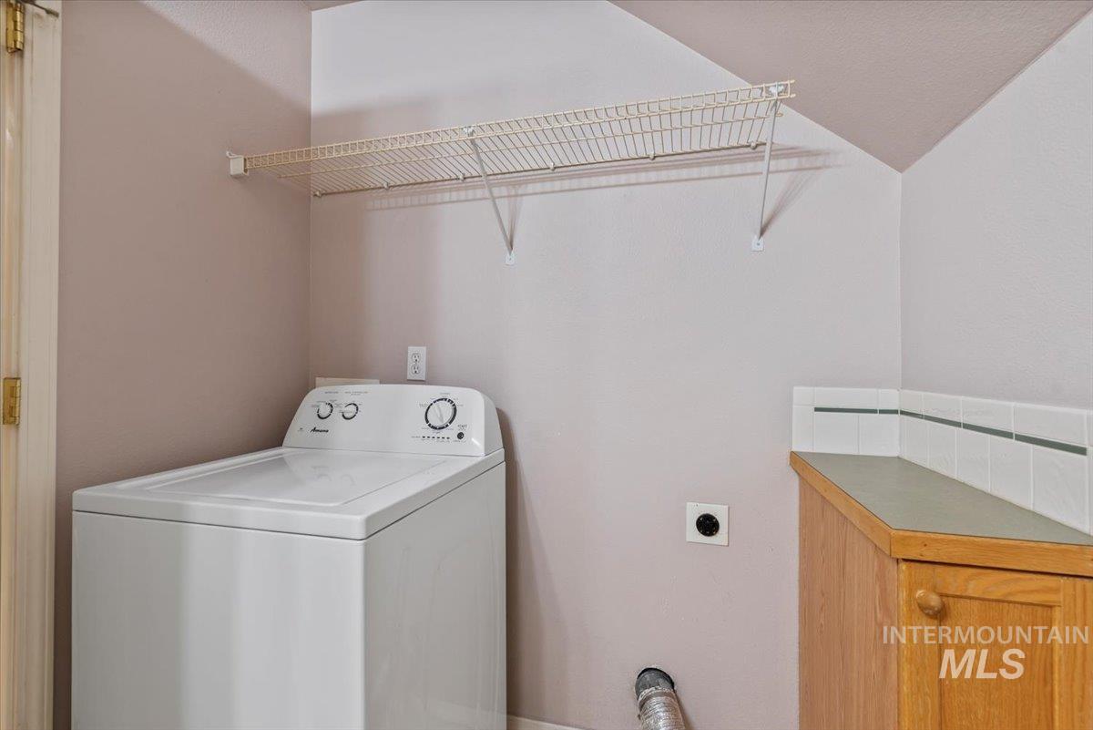 Laundry room with washer / clothes dryer