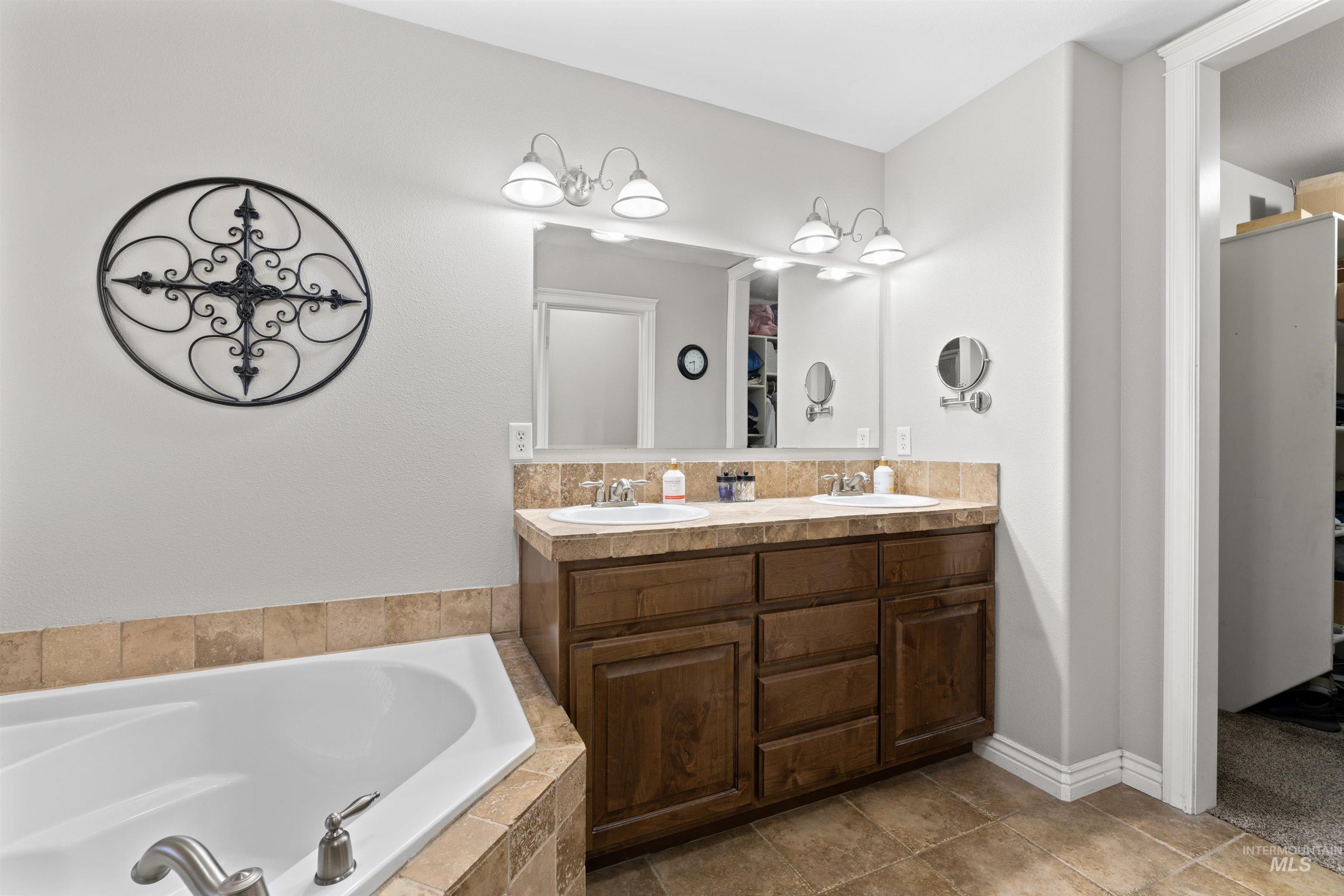 2935 S Skyview Drive, Nampa, Idaho 83686, 5 Bedrooms, 4 Bathrooms, Residential For Sale, Price $575,000, 98960402