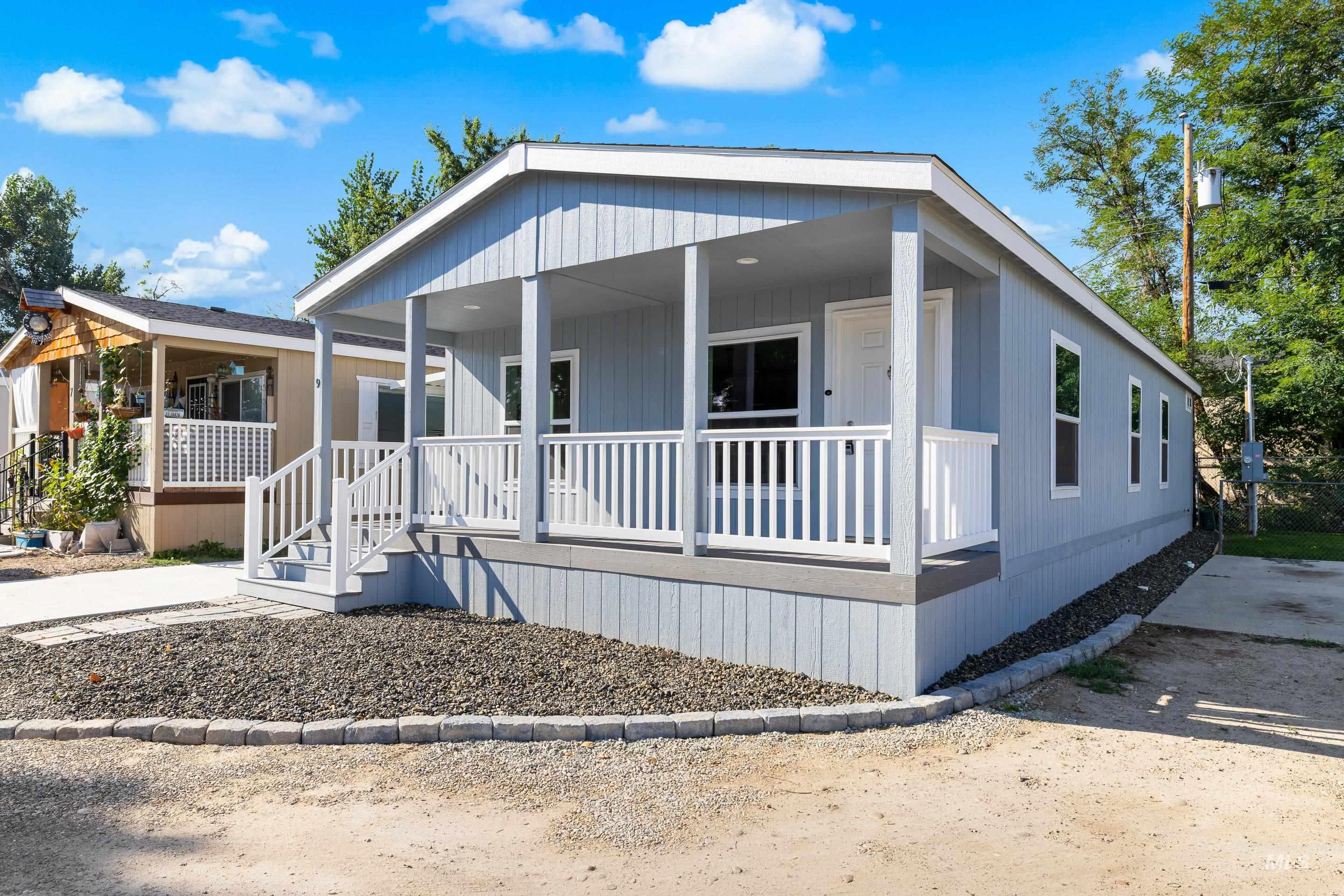 Manufactured / mobile home featuring covered porch
