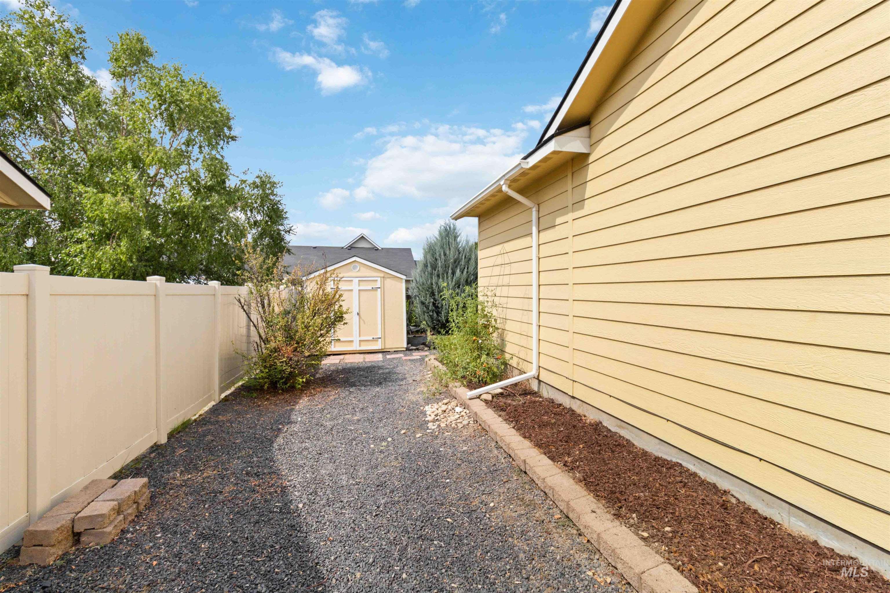 View of yard featuring a shed