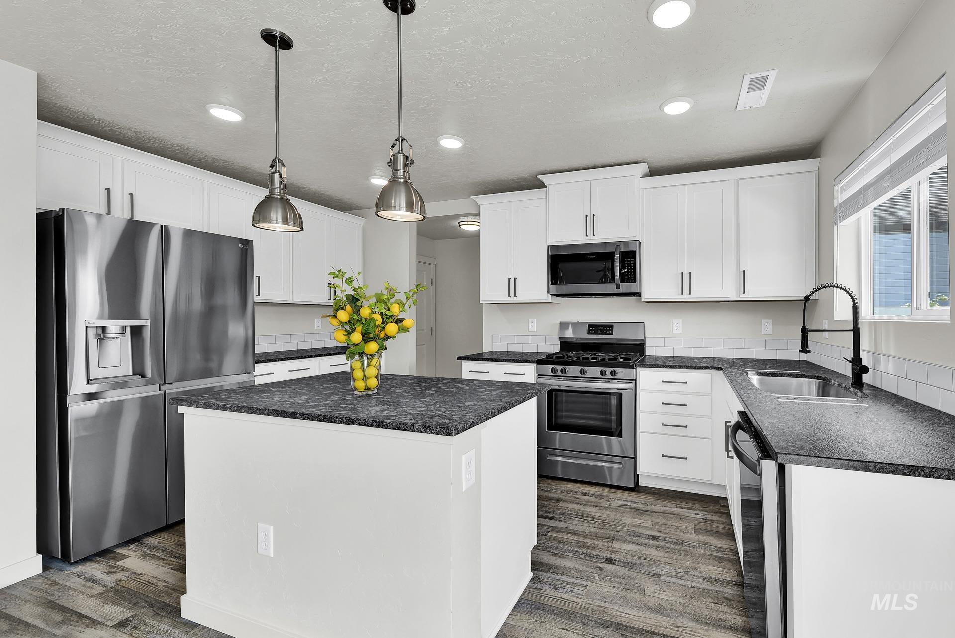 657 E Firestone St, Kuna, Idaho 83634, 3 Bedrooms, 2.5 Bathrooms, Residential For Sale, Price $449,900, 98960435
