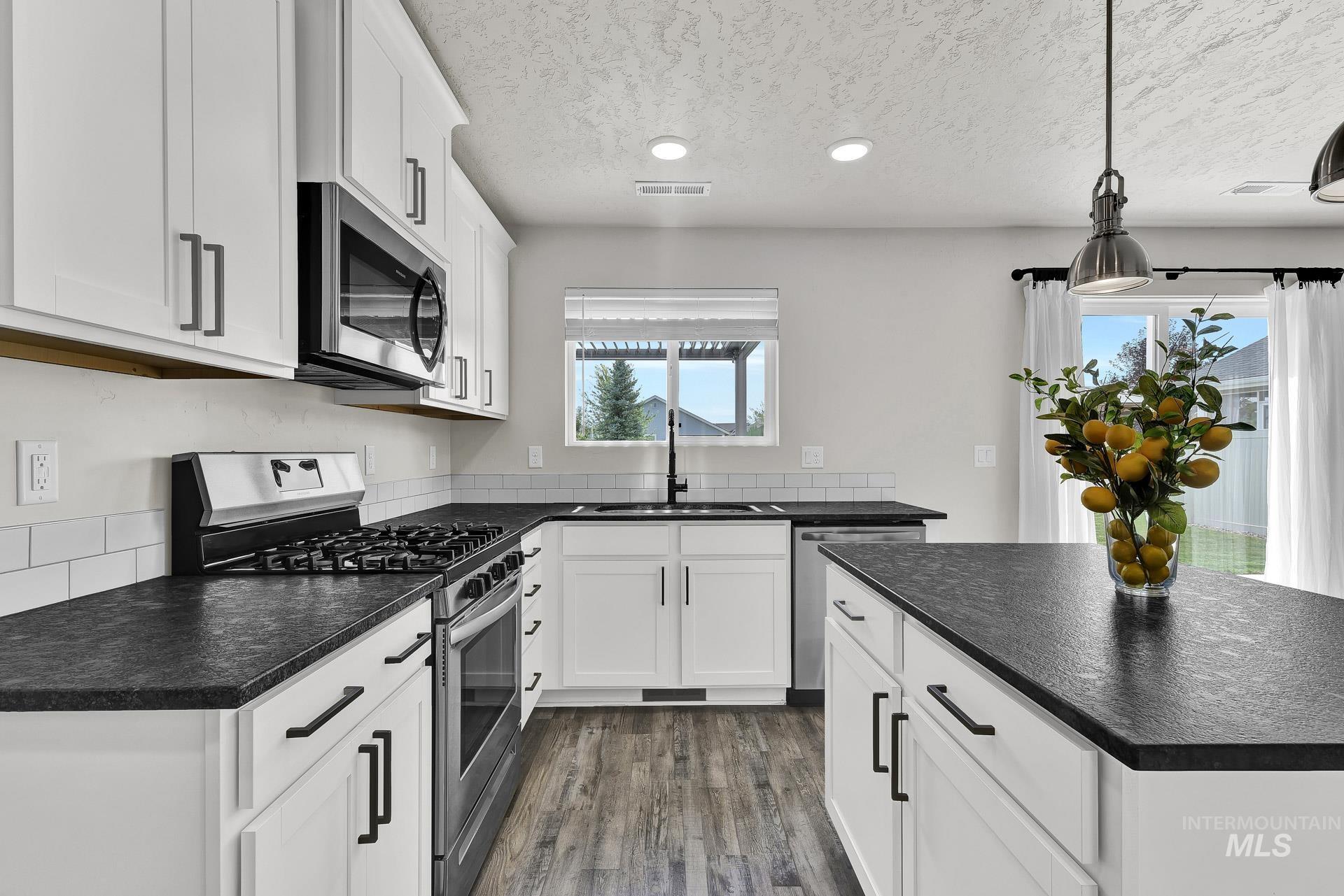 657 E Firestone St, Kuna, Idaho 83634, 3 Bedrooms, 2.5 Bathrooms, Residential For Sale, Price $449,900, 98960435