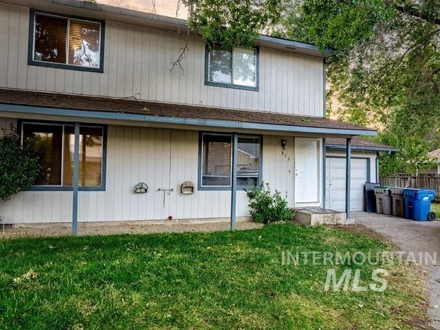 View of front of home featuring a front lawn and driveway