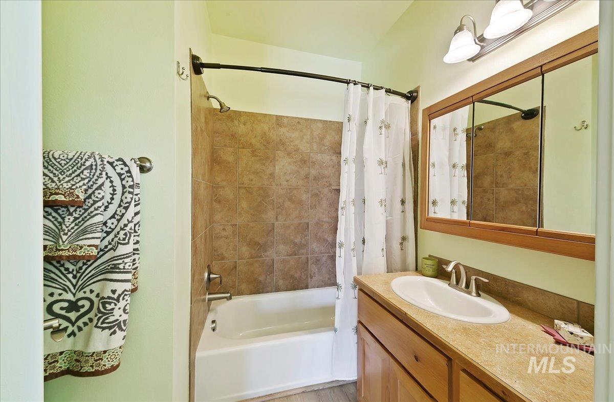 Immaculate Tiled Shower & Bathtub Combo, Spacious Vanity, Mirrored Medicine Cabinet & Light Bar over Sink!