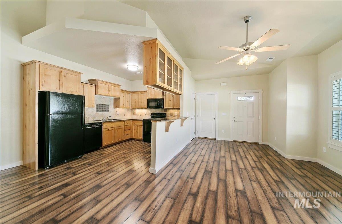 Kitchen with custom knotty maple cabinets, Newer Black appliances, Bosch Dishwasher!