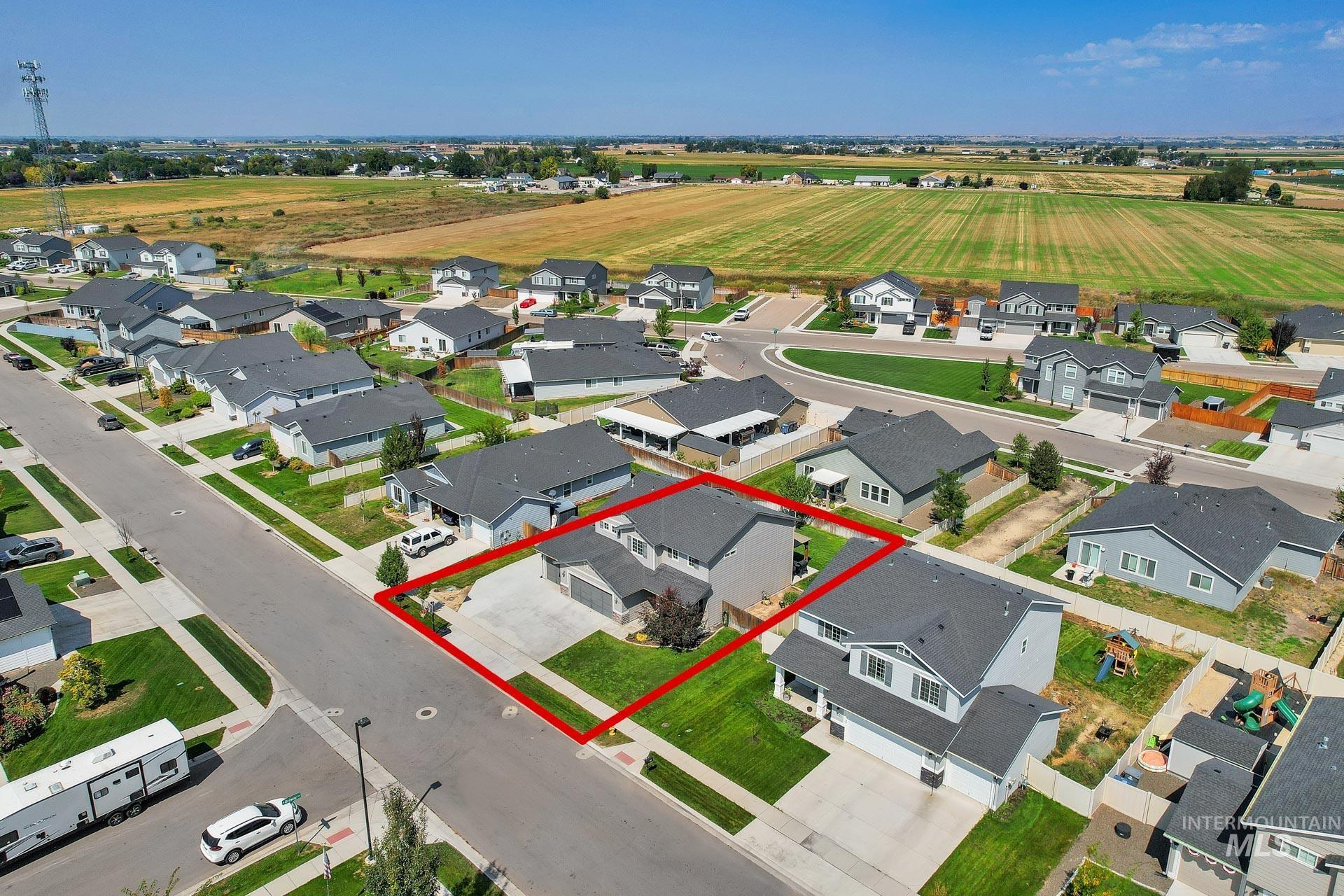 Aerial view of residential area featuring property parcel outlined