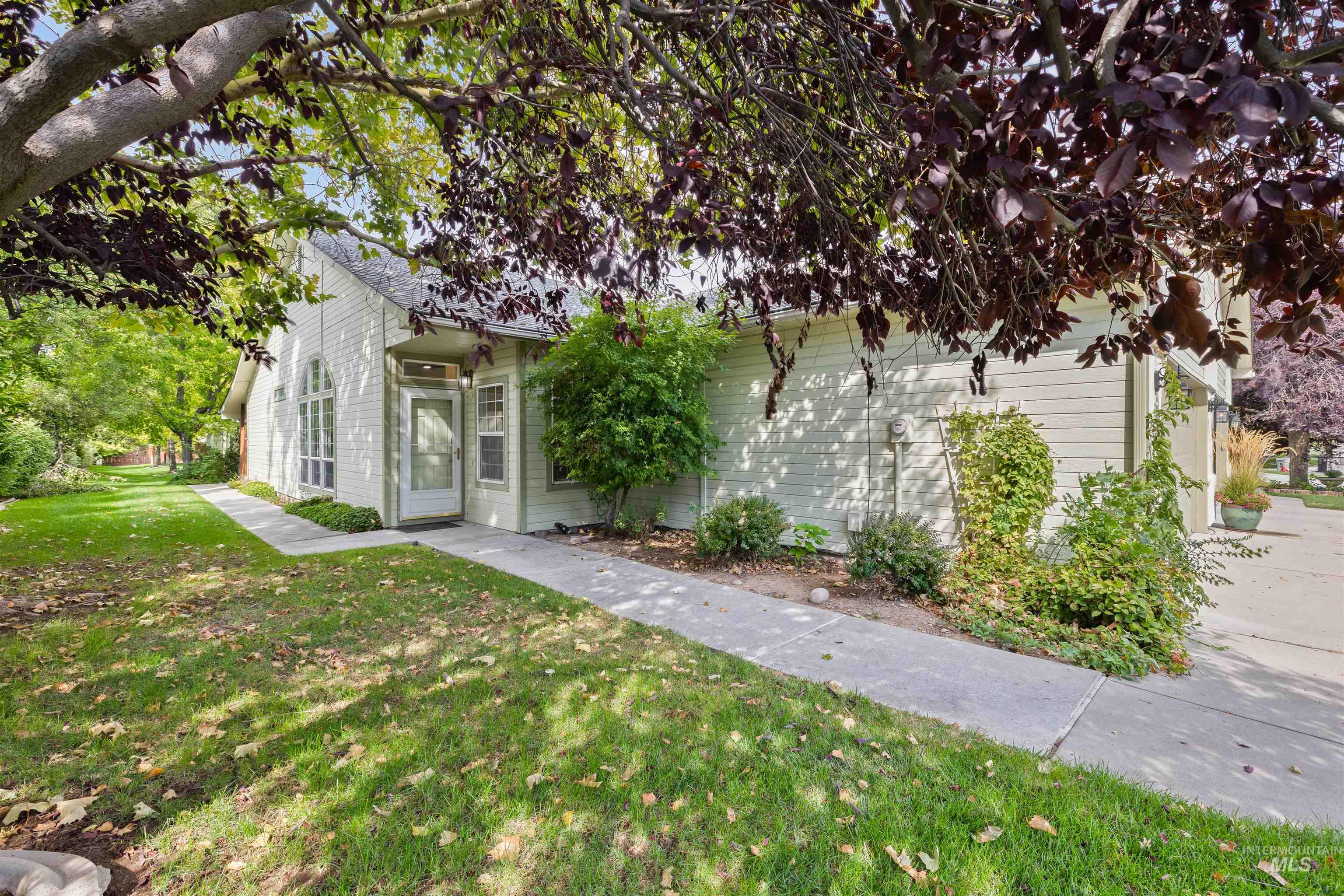 View of front facade with a front lawn