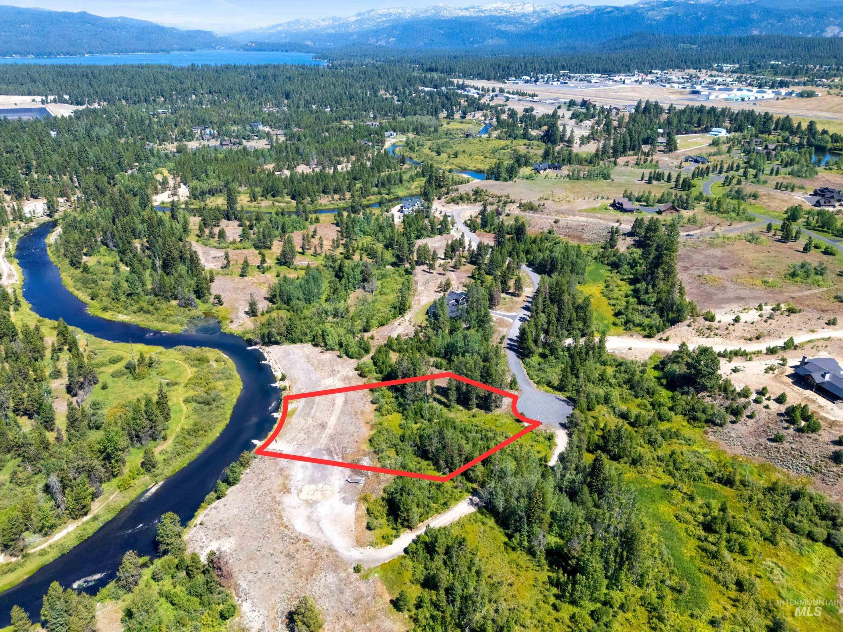 View of property location featuring a water and mountain view and property boundaries highlighted