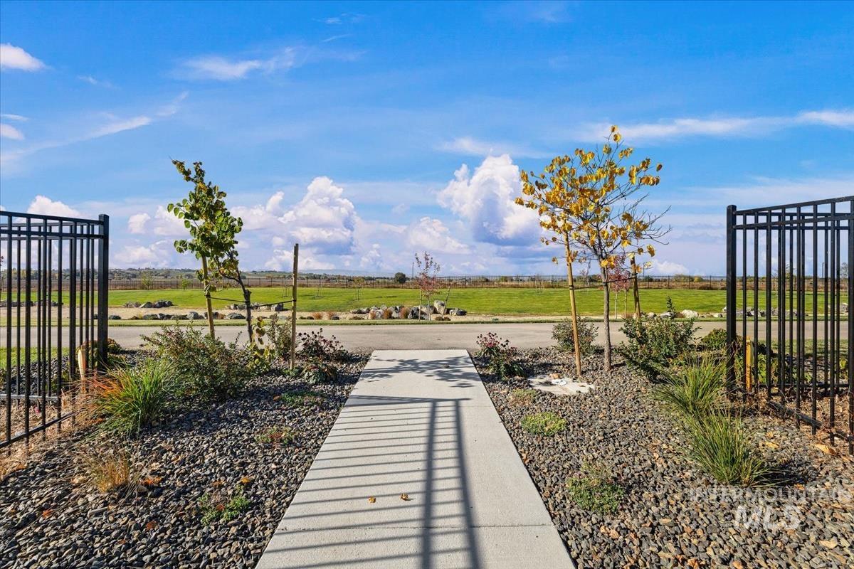 View of home's community featuring a rural view