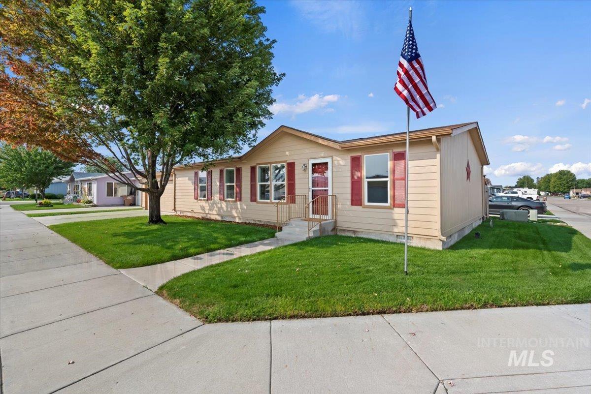 View of front of property featuring crawl space and a front yard