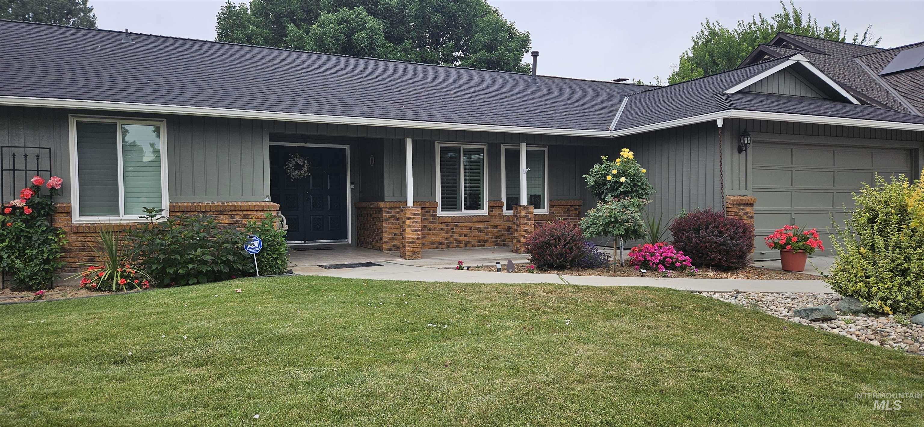Single Story Golf course home, on corner cul-de-sac lot with possible RV space- freshly landscaped- newer roof with transferable warranty