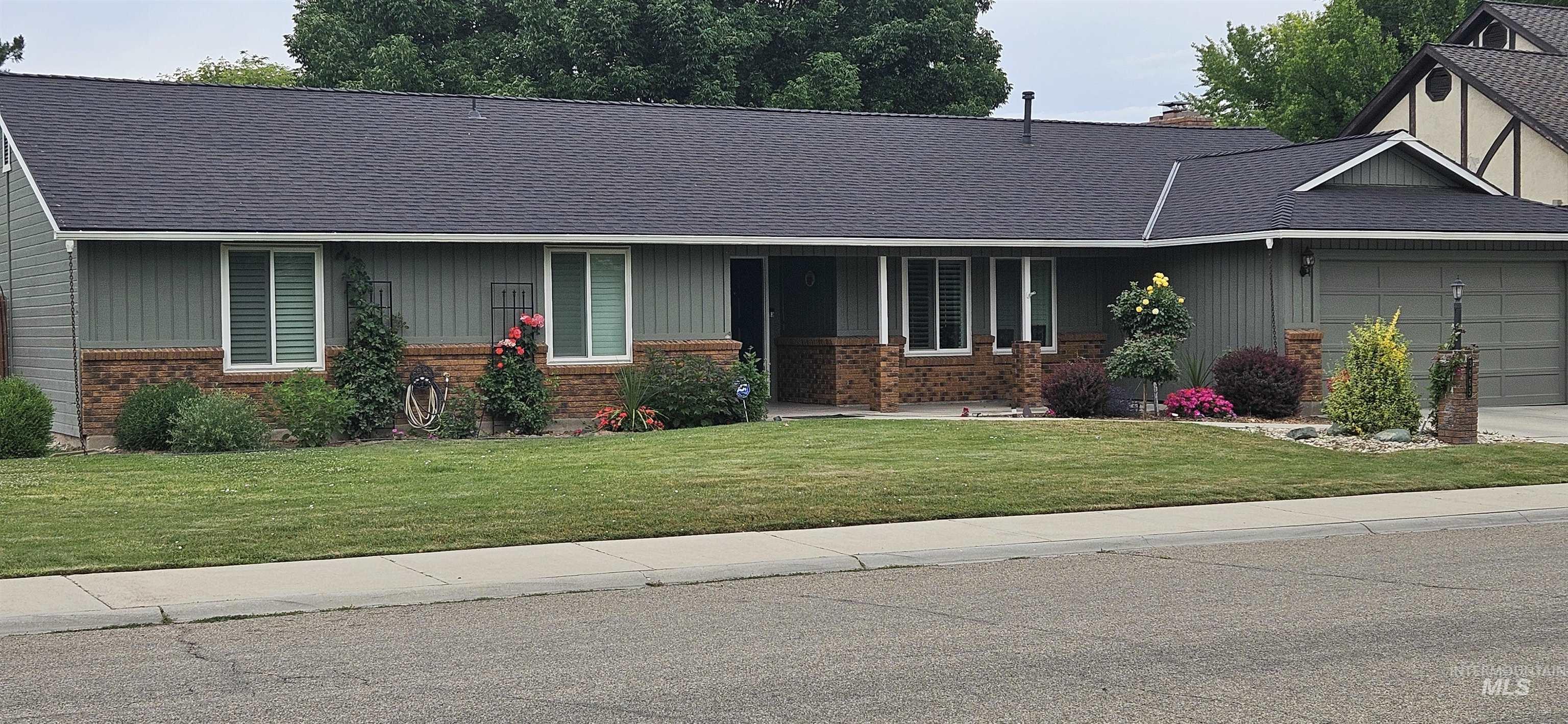 Single story home, corner cul-da-sac lot- newer permitted roof-RV possible storage