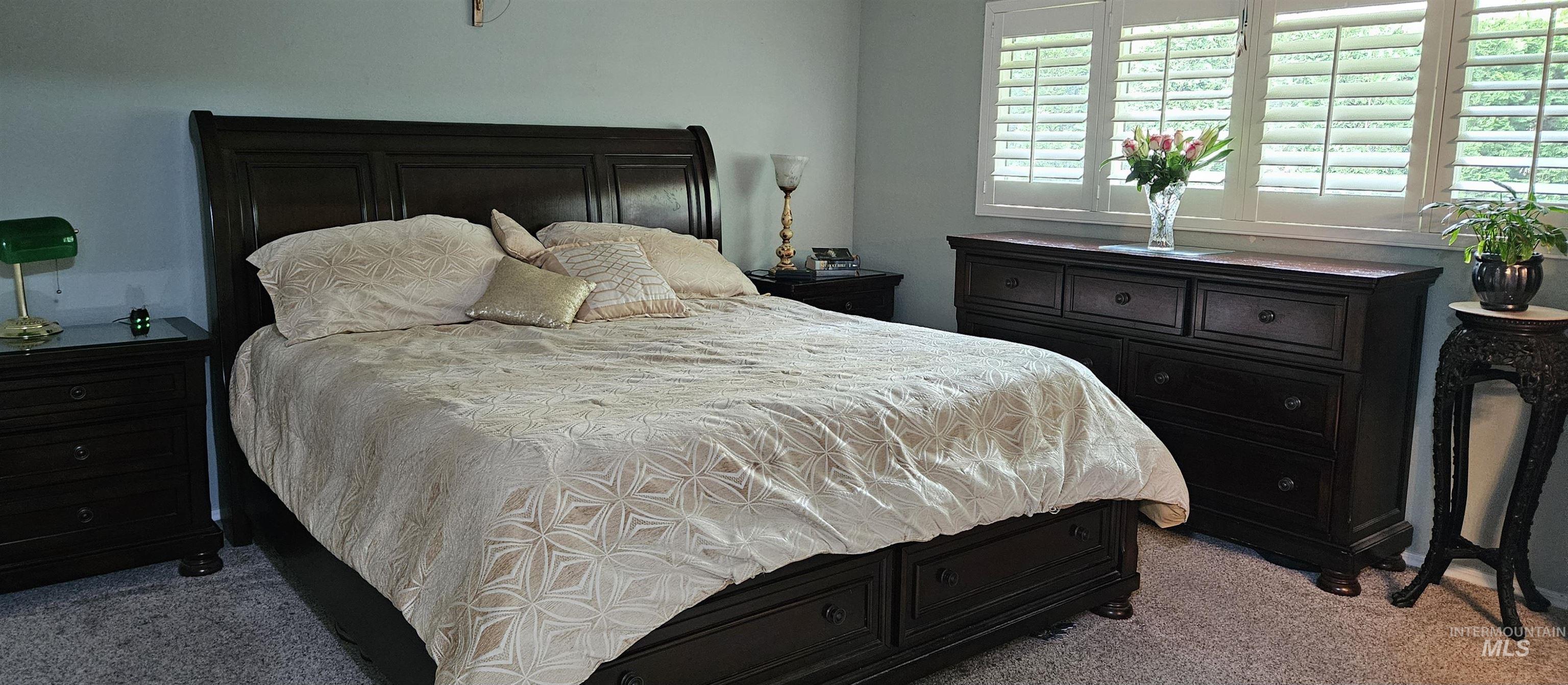 Serenity.. Wake up  to sun shine. Comfortable large master bedroom with plantation shutters, carpeting and an incredible peak a boo golf course view.