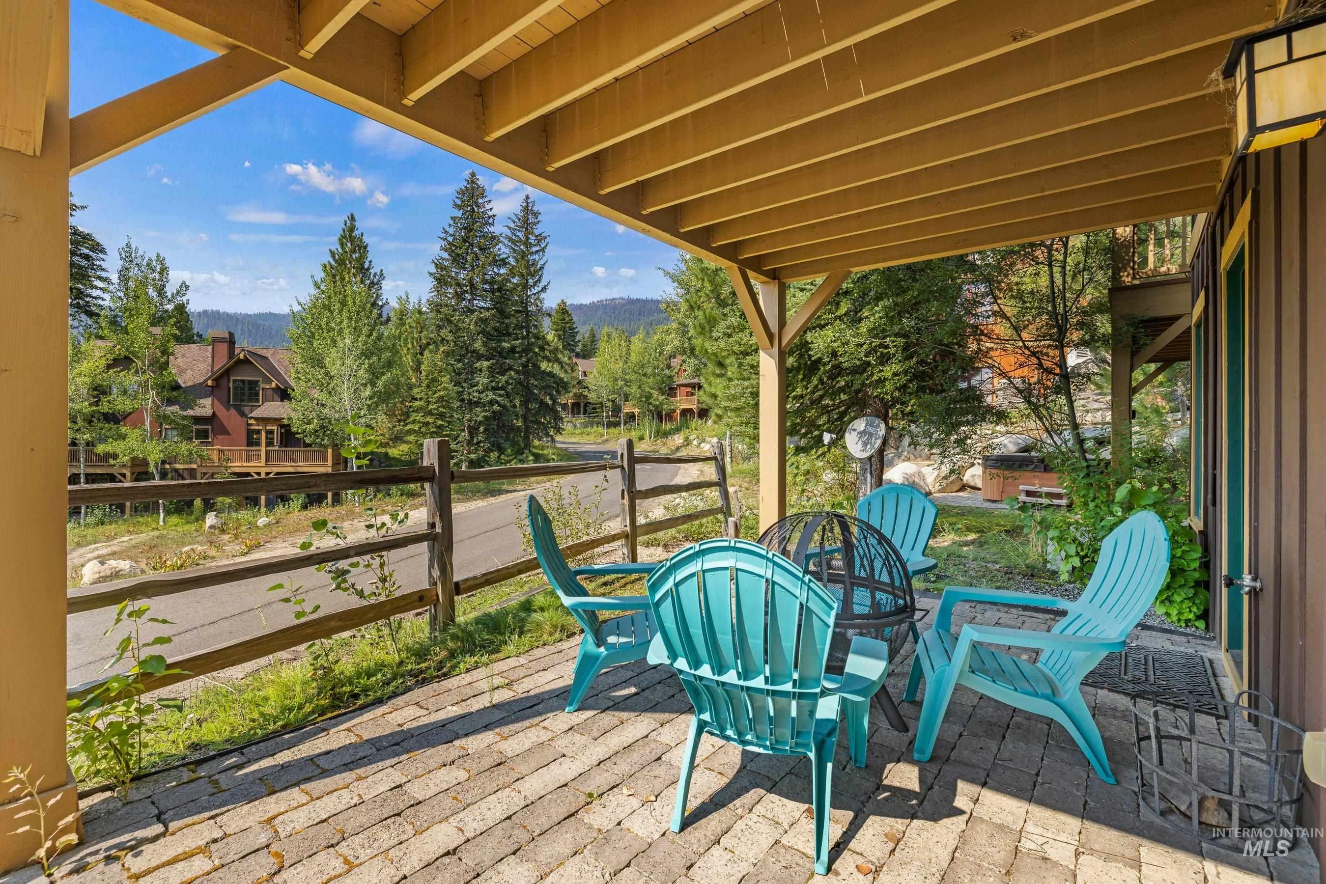 Cover patio with a mountain view