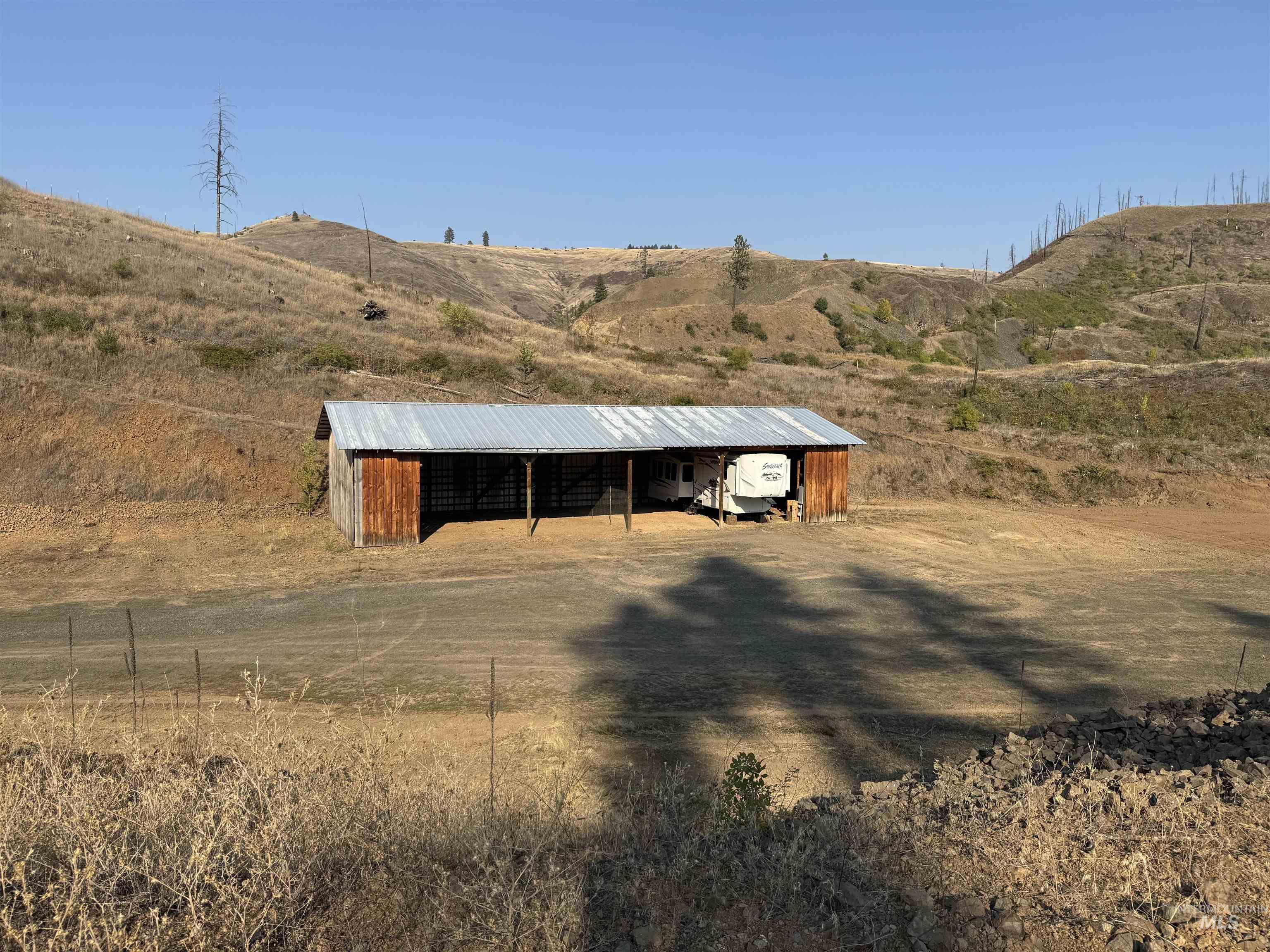 View of pole building with a mountain view and a view of rural / pastoral area