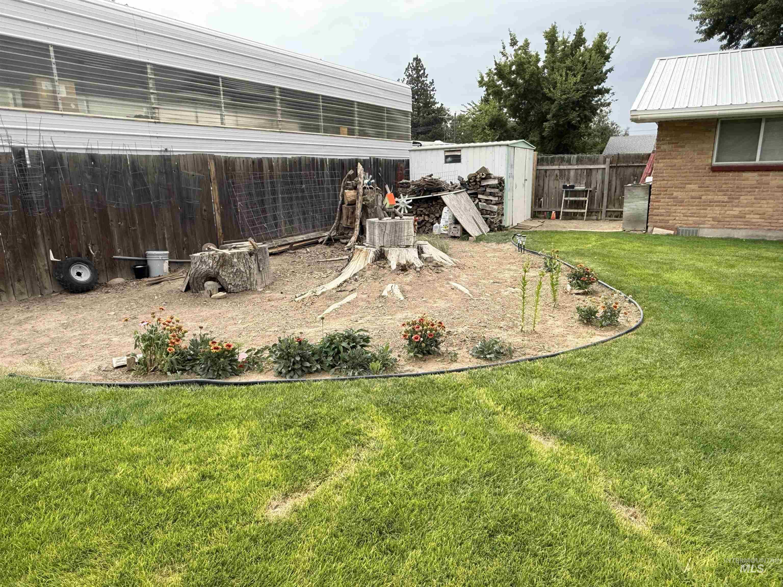 View of yard with an outdoor structure