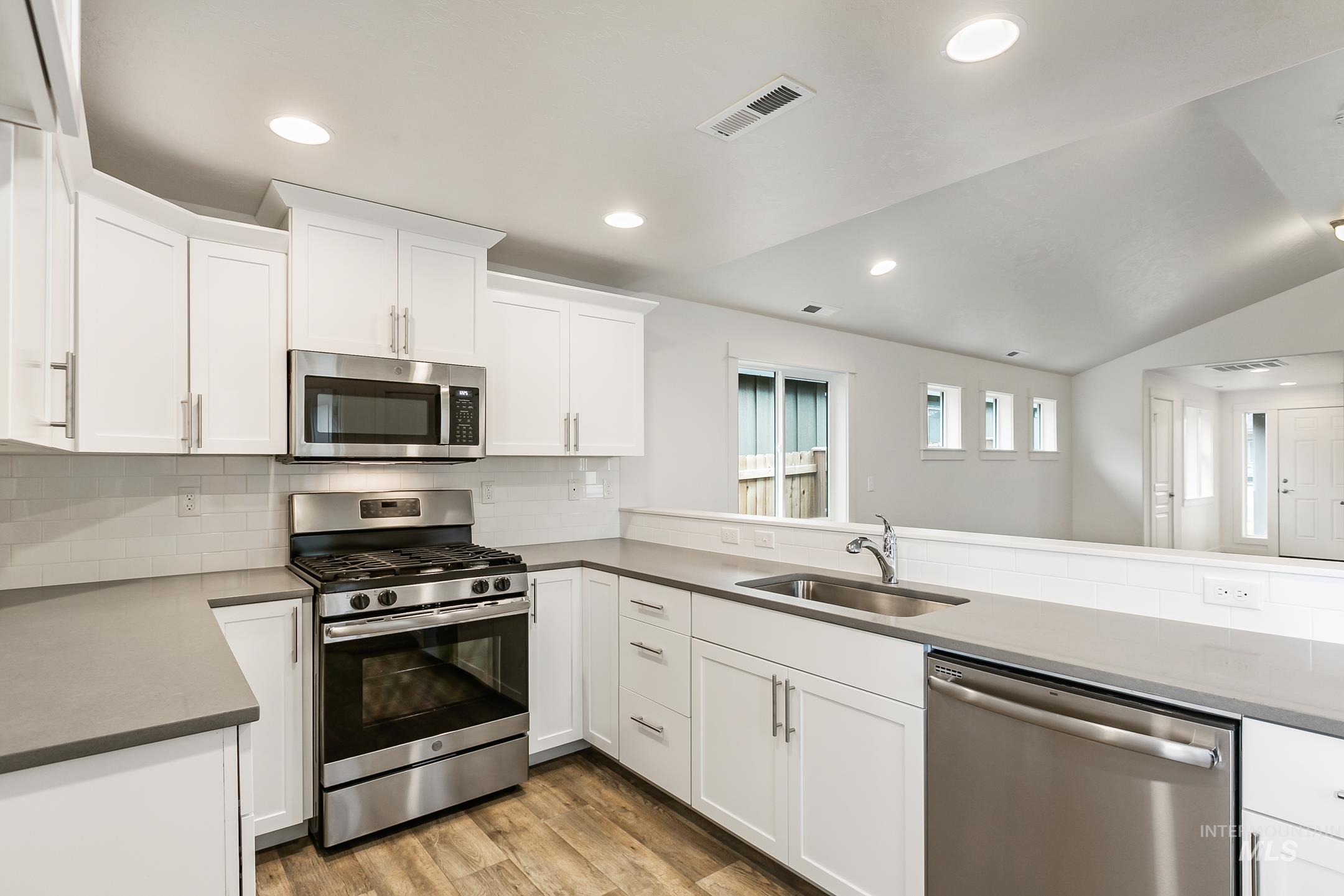 523 Brads Place, Twin Falls, Idaho 83301, 2 Bedrooms, 2 Bathrooms, Residential For Sale, Price $299,990, 98960851