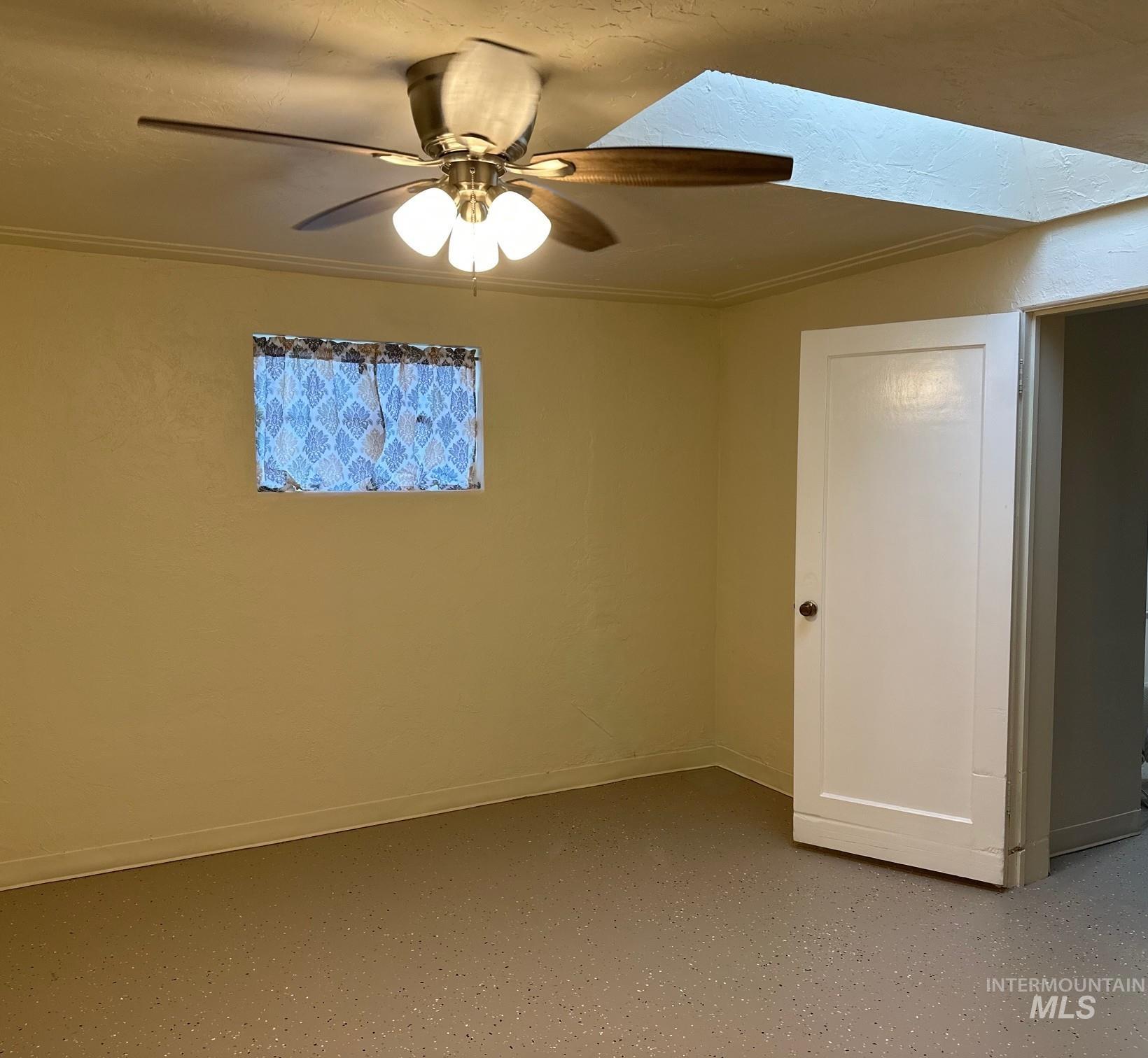 Unfurnished room featuring crown molding and ceiling fan