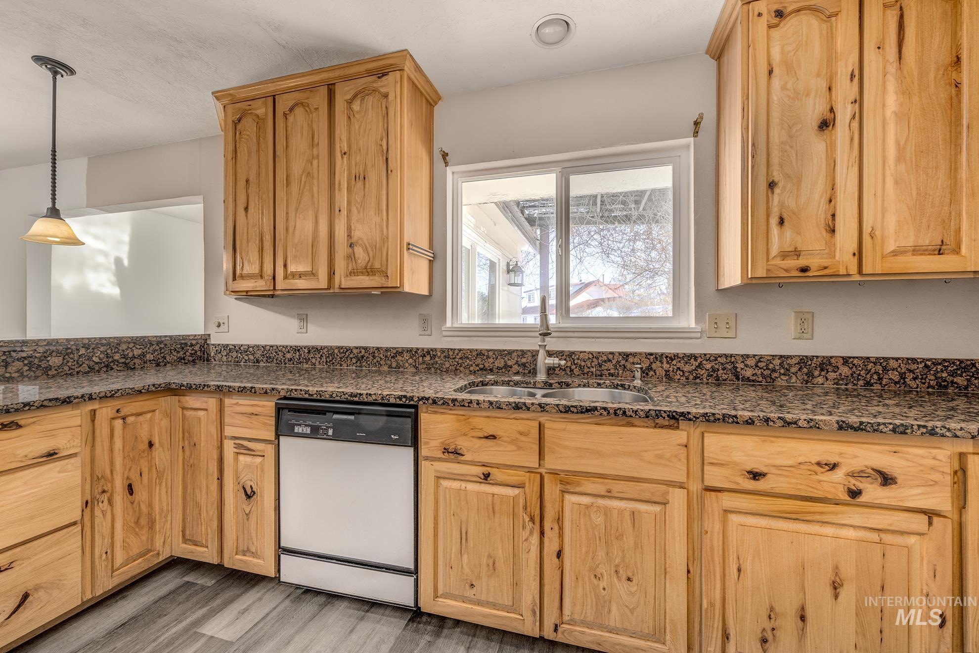 1192 SW 12th Ave, Ontario, Oregon 97914, 5 Bedrooms, 3 Bathrooms, Residential For Sale, Price $400,000, 98960915