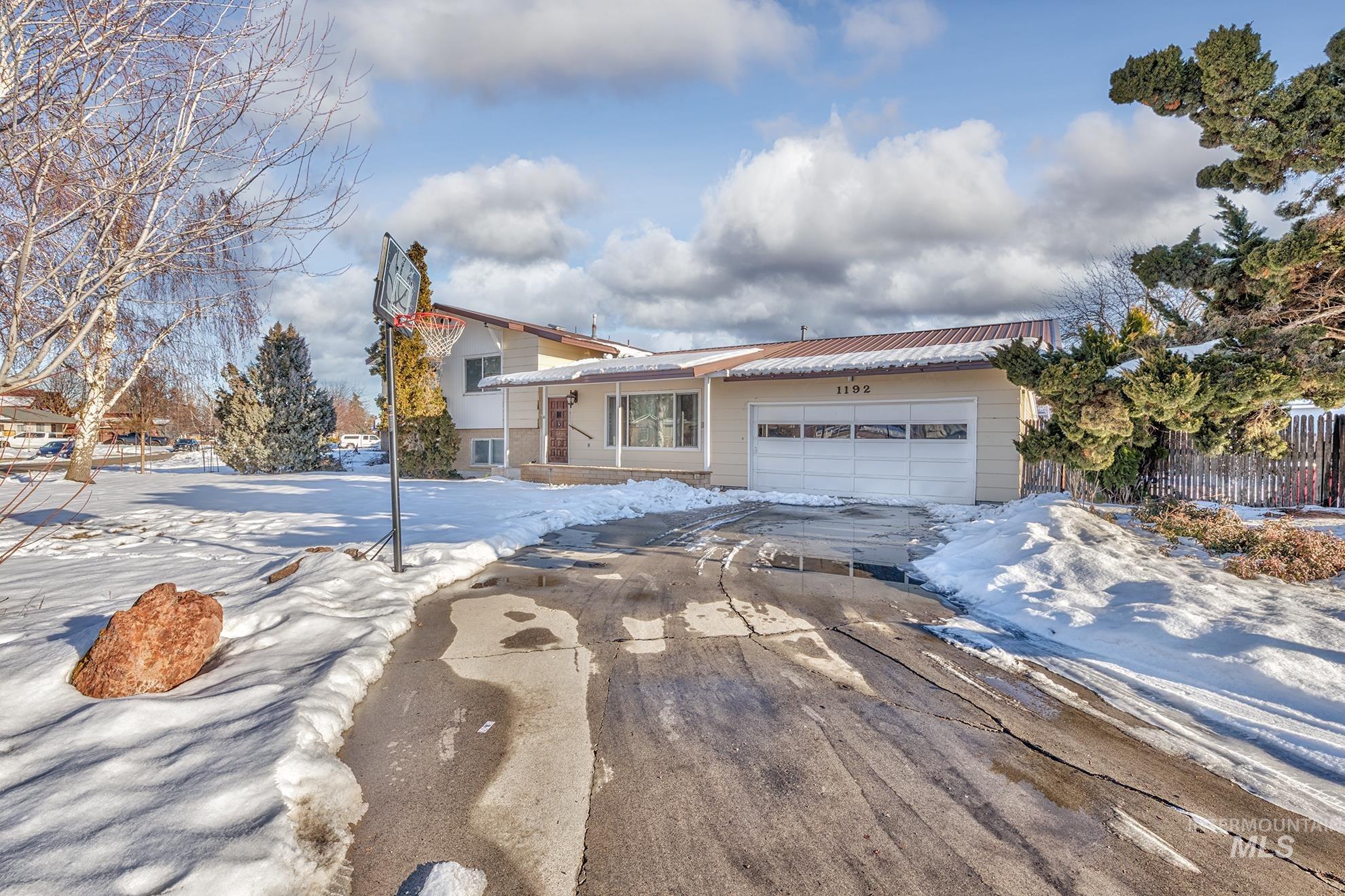 1192 SW 12th Ave, Ontario, Oregon 97914, 5 Bedrooms, 3 Bathrooms, Residential For Sale, Price $400,000, 98960915