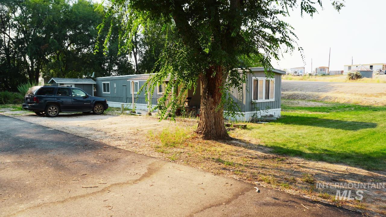 Manufactured / mobile home with driveway and a front yard