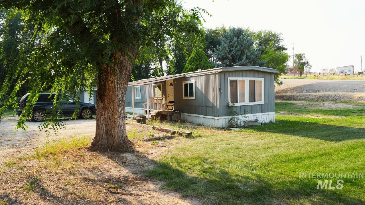 Manufactured / mobile home with a front yard