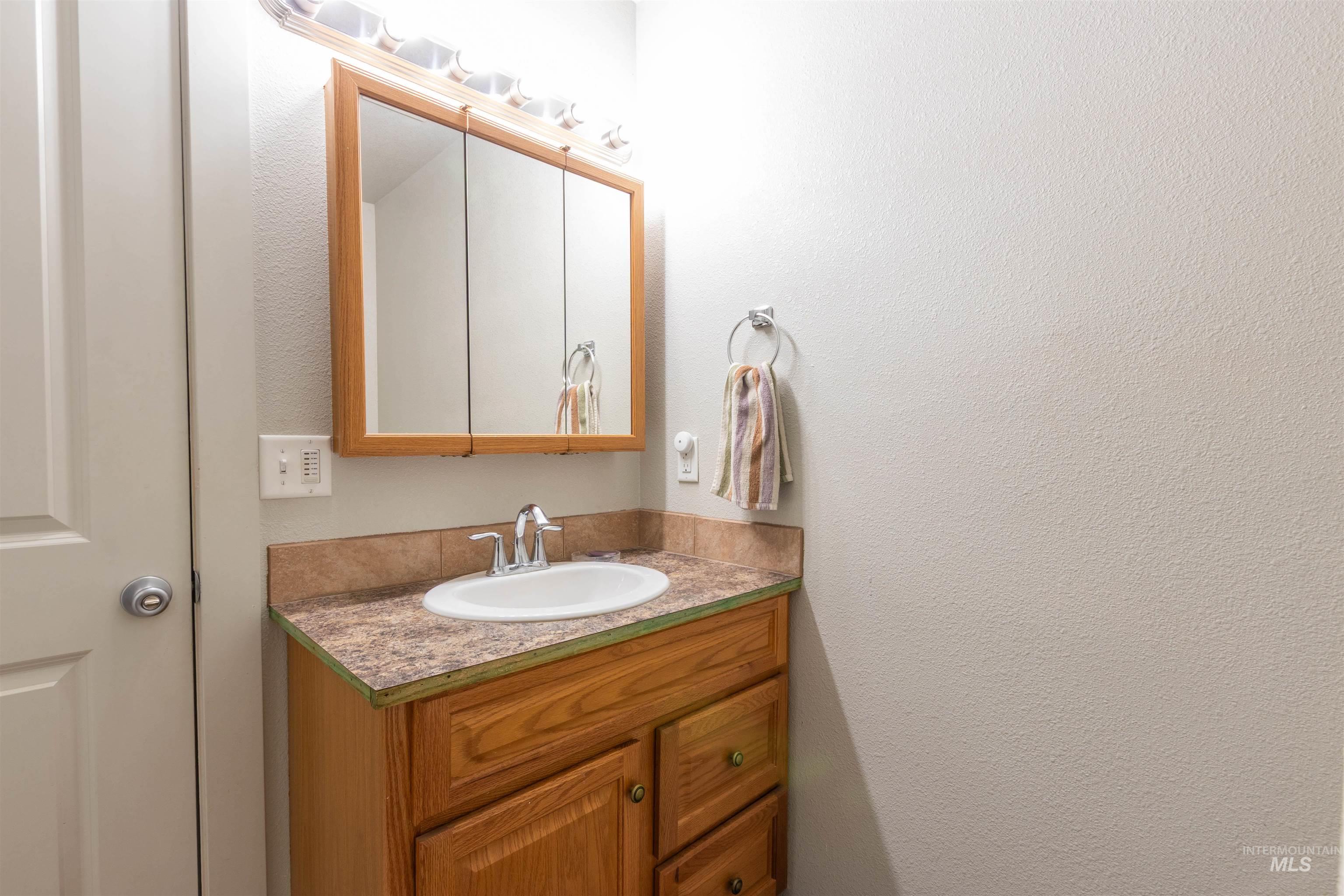 2701 S Gourley St., Boise, Idaho 83705, 2 Bedrooms, 2 Bathrooms, Residential For Sale, Price $349,900, 98960950