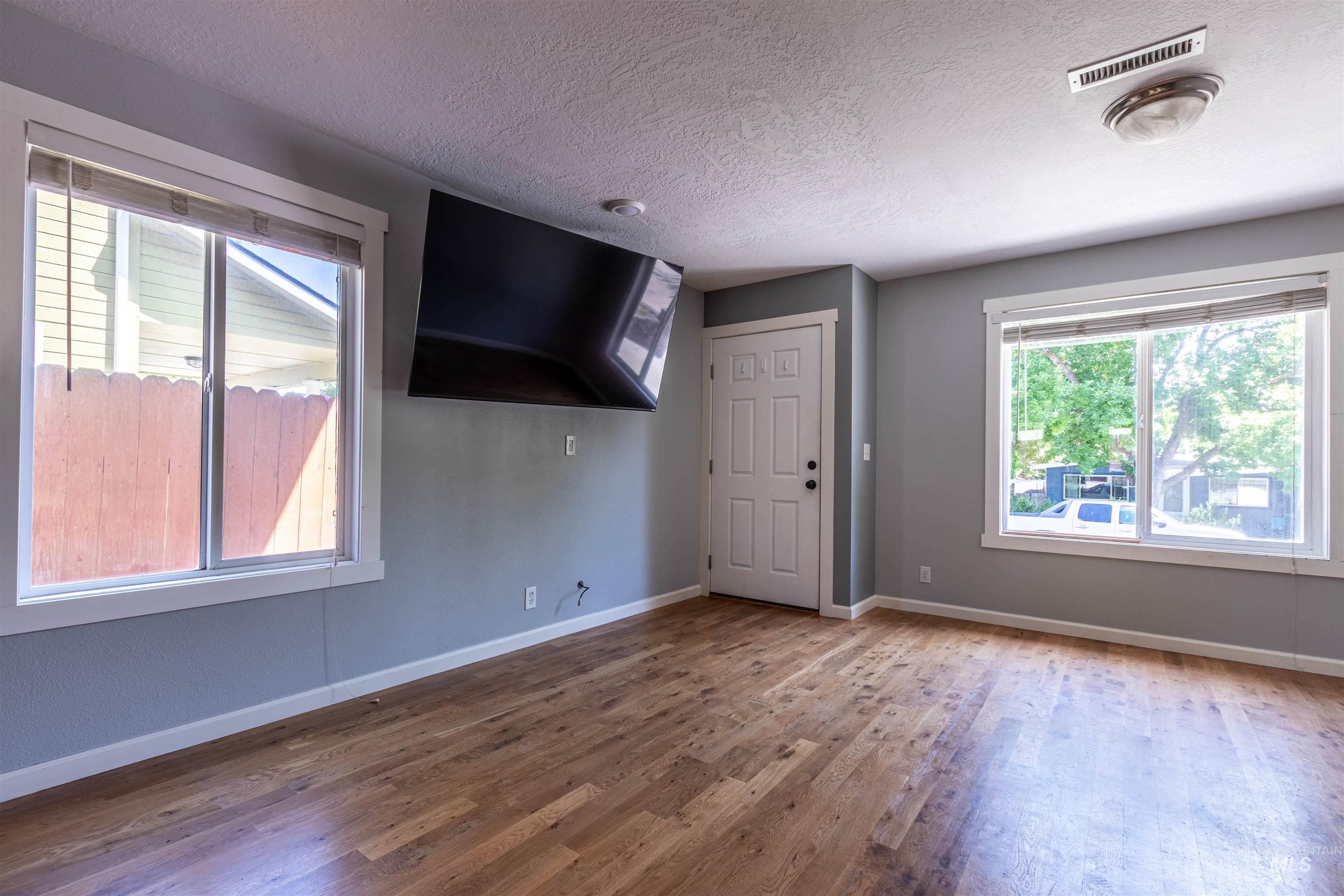 2701 S Gourley St., Boise, Idaho 83705, 2 Bedrooms, 2 Bathrooms, Residential For Sale, Price $349,900, 98960950