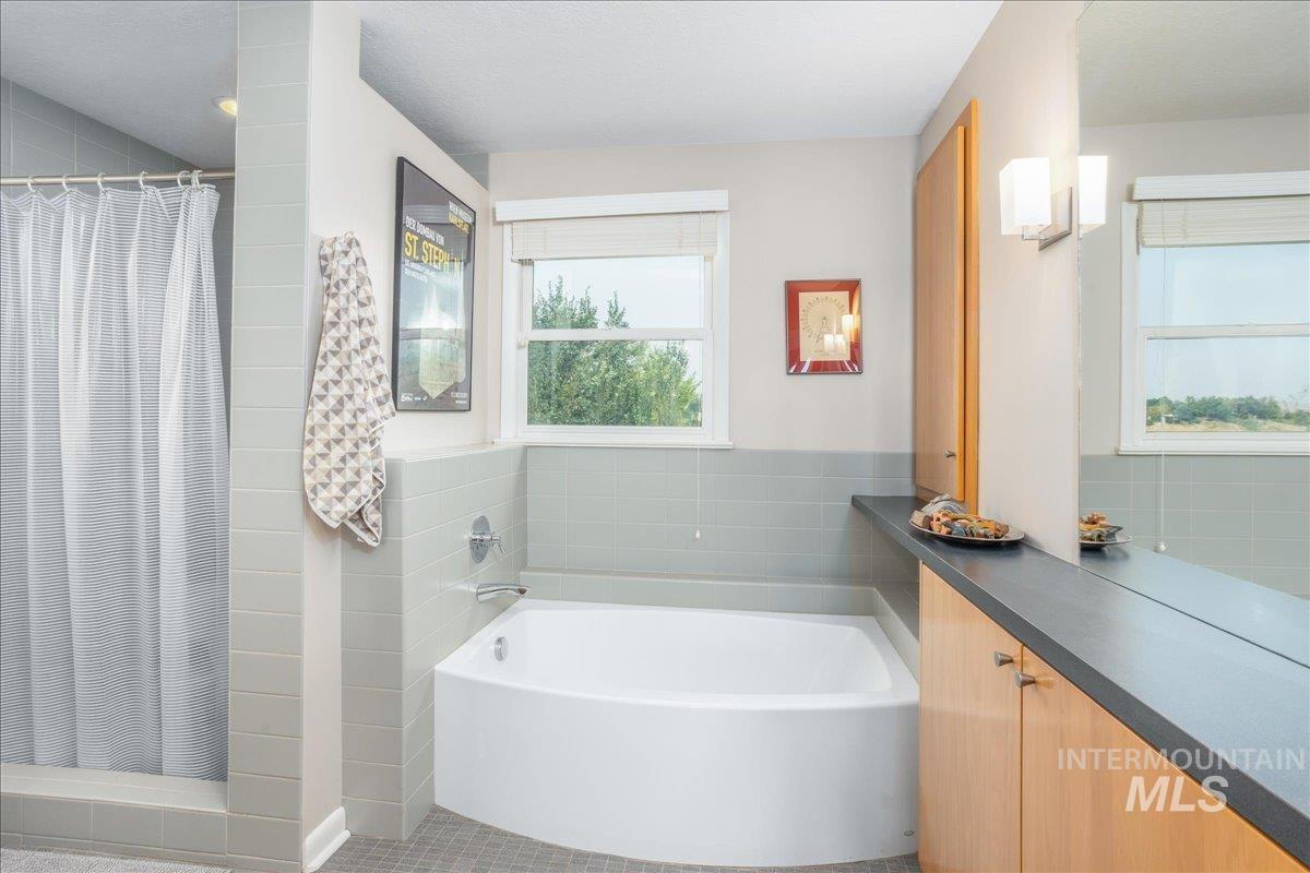 92 W Horizon Dr, Boise, Idaho 83702, 3 Bedrooms, 2 Bathrooms, Residential For Sale, Price $955,900, 98960954