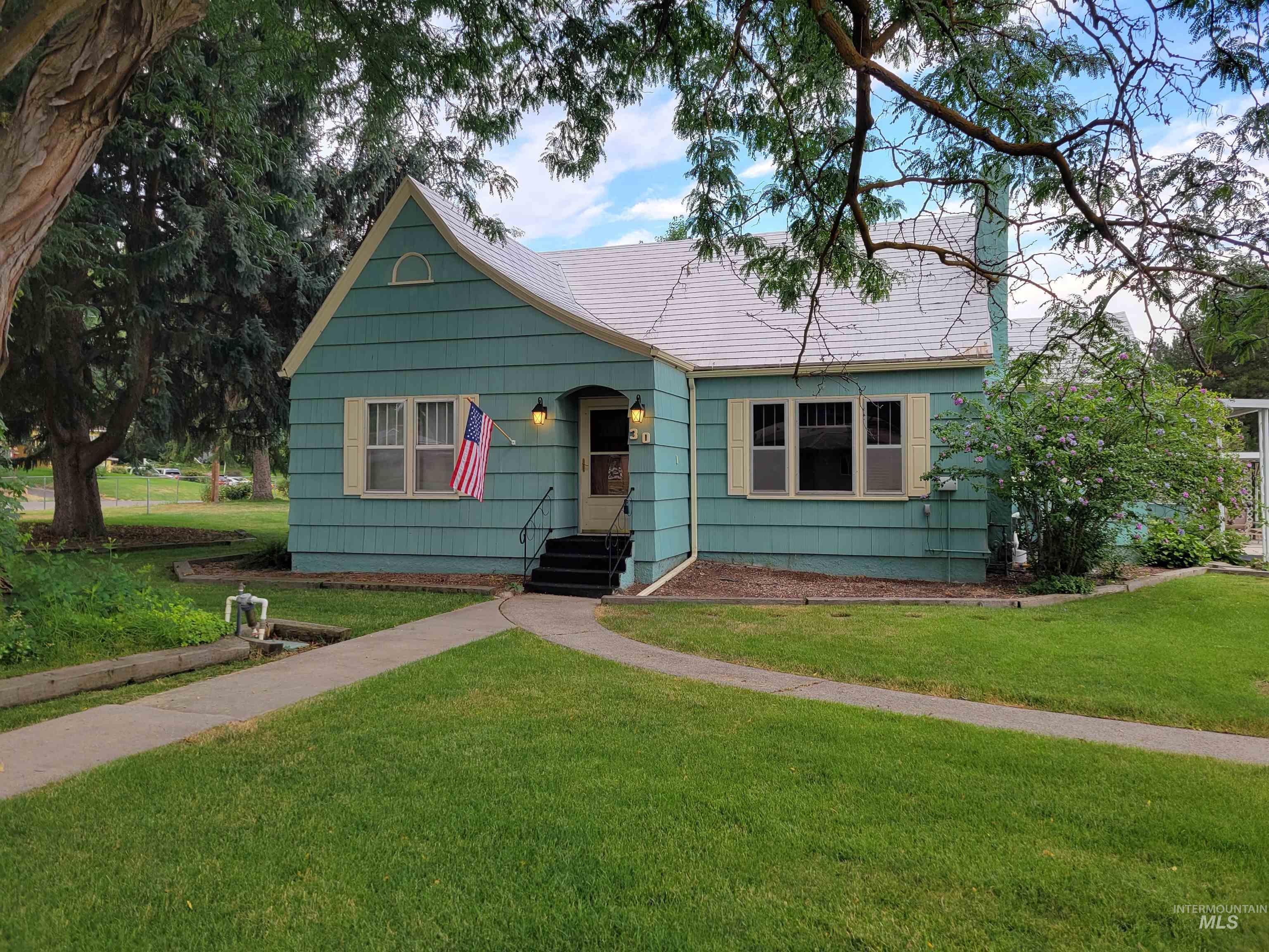 View of front of property featuring a front lawn