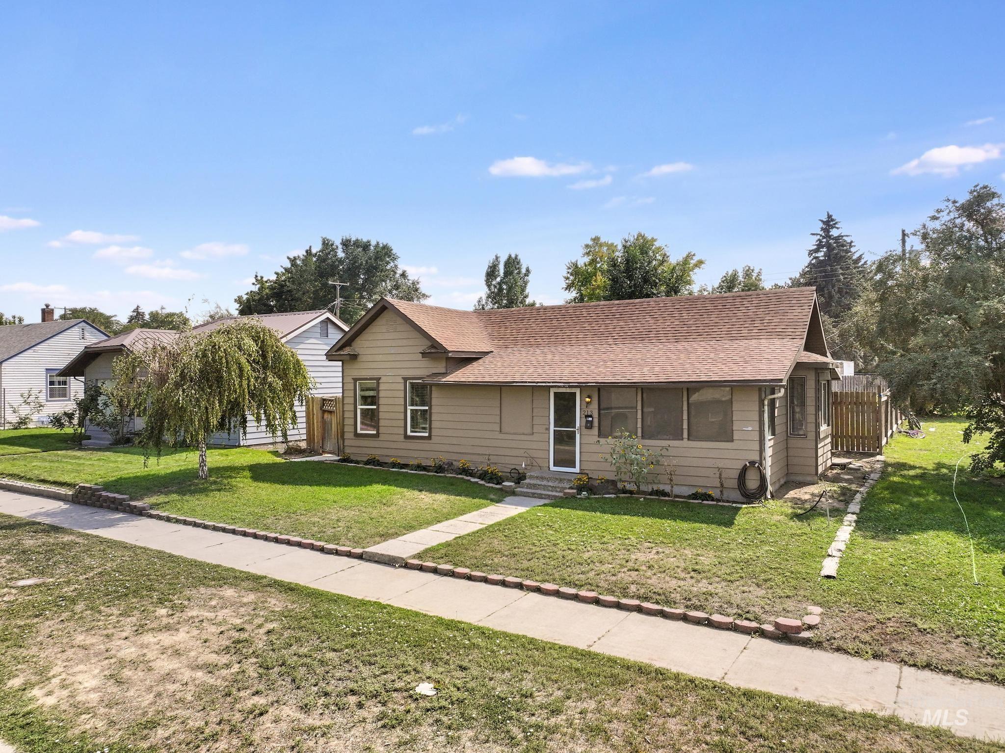 Ranch-style house featuring a shingled roof
