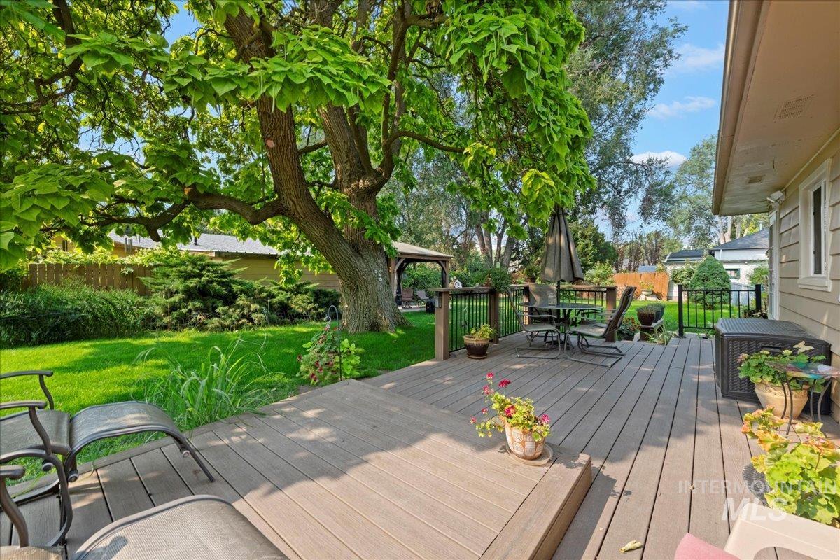 Deck featuring outdoor dining space