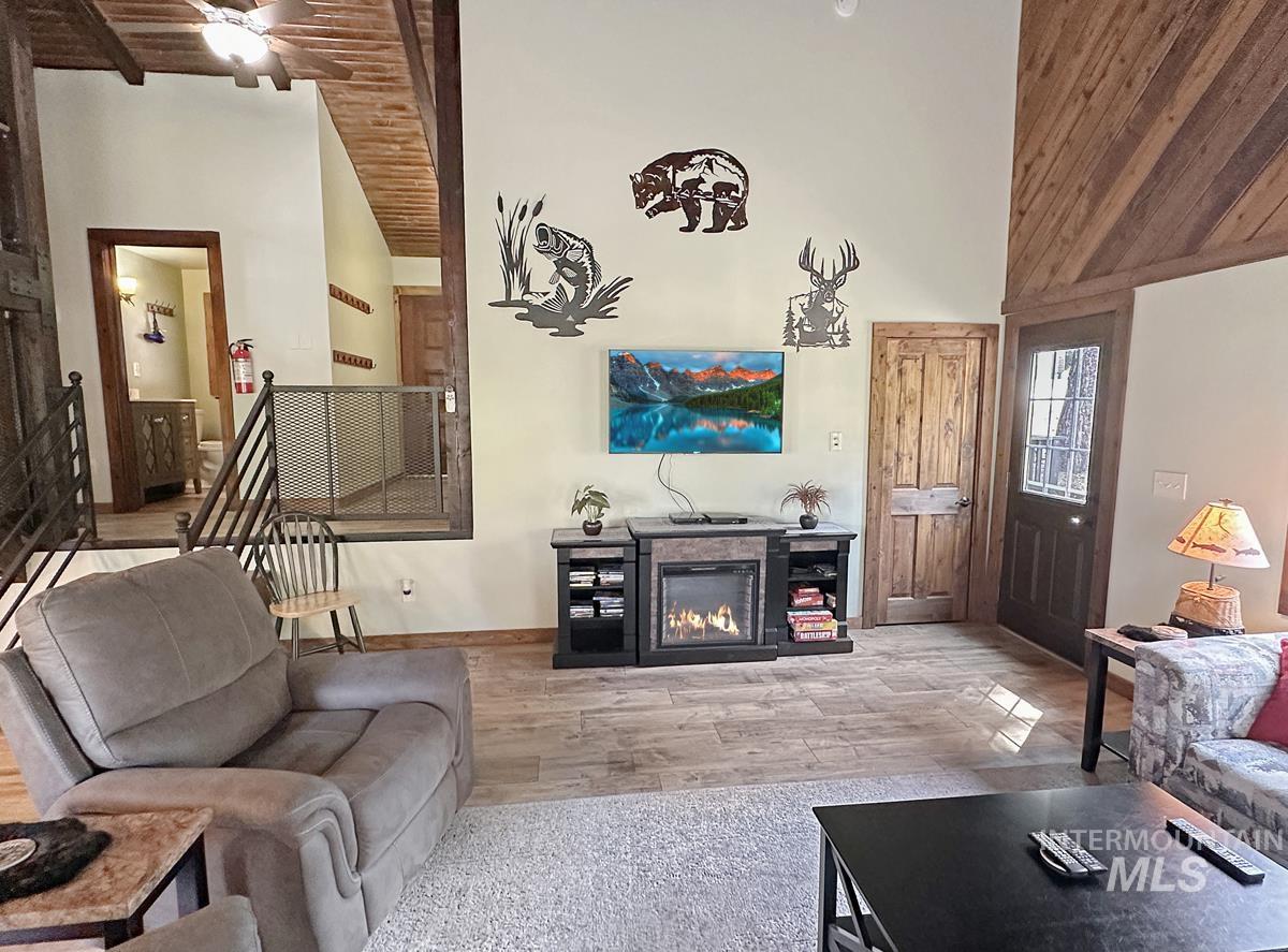 109 Par Drive, Cascade, Idaho 83611, 3 Bedrooms, 2 Bathrooms, Residential For Sale, Price $734,900, 98961004