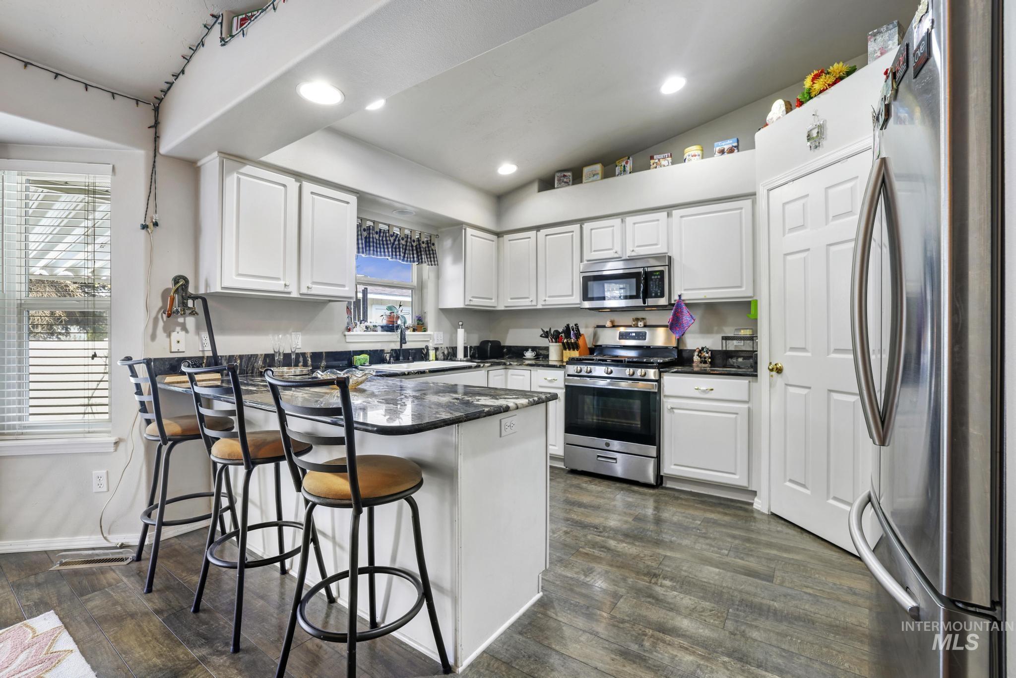 265 Cedar Park Cir, Twin Falls, Idaho 83301, 3 Bedrooms, 2 Bathrooms, Residential For Sale, Price $399,900, 98961006