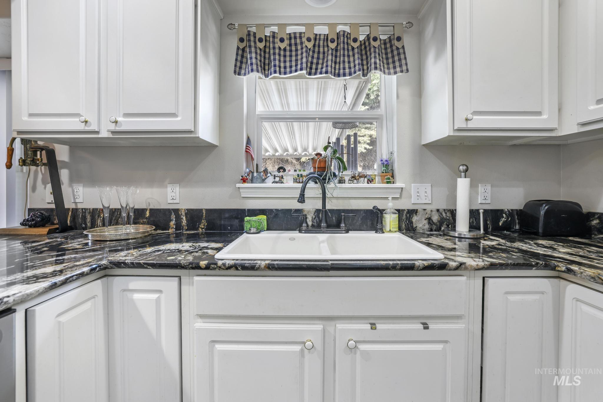265 Cedar Park Cir, Twin Falls, Idaho 83301, 3 Bedrooms, 2 Bathrooms, Residential For Sale, Price $399,900, 98961006