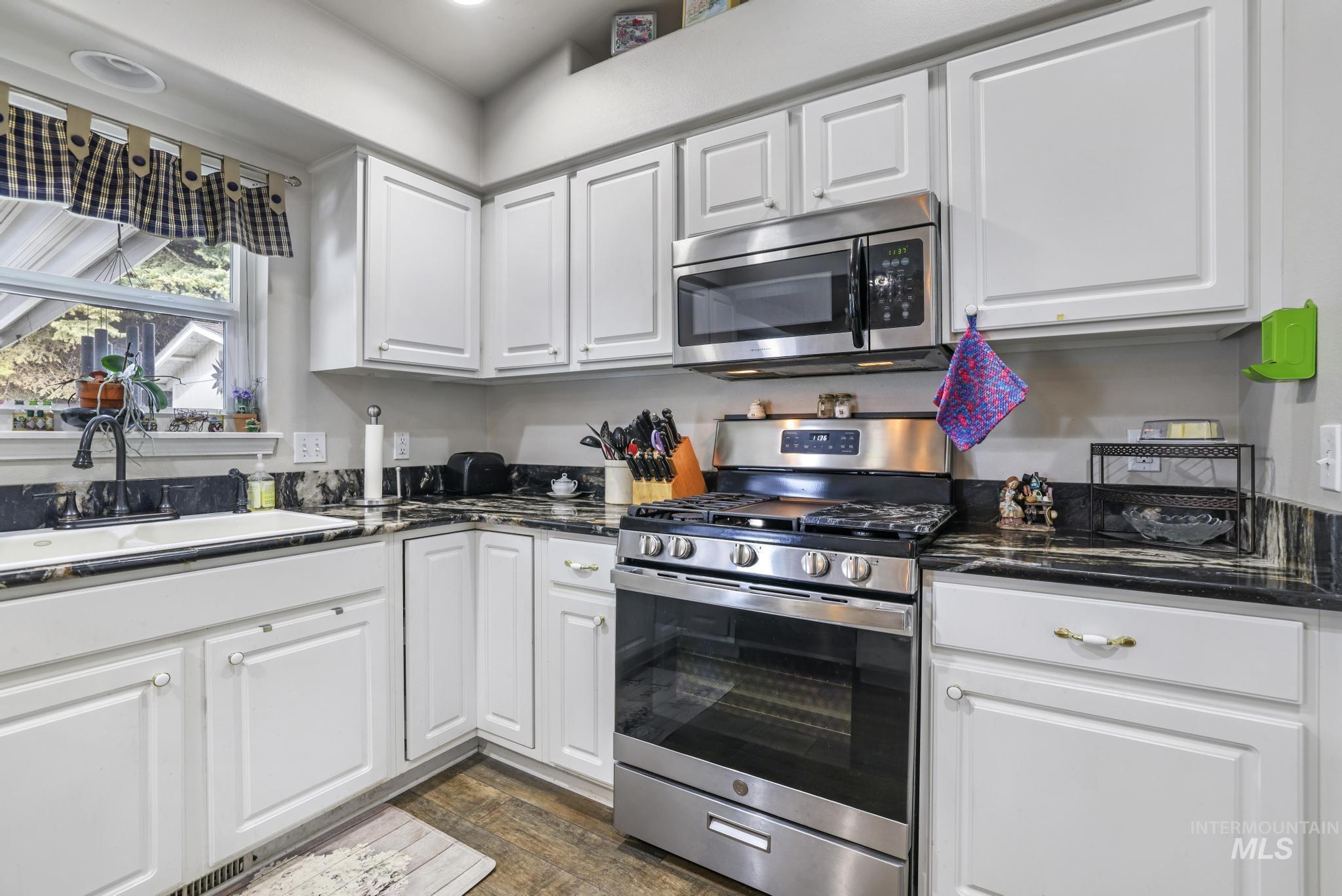265 Cedar Park Cir, Twin Falls, Idaho 83301, 3 Bedrooms, 2 Bathrooms, Residential For Sale, Price $399,900, 98961006