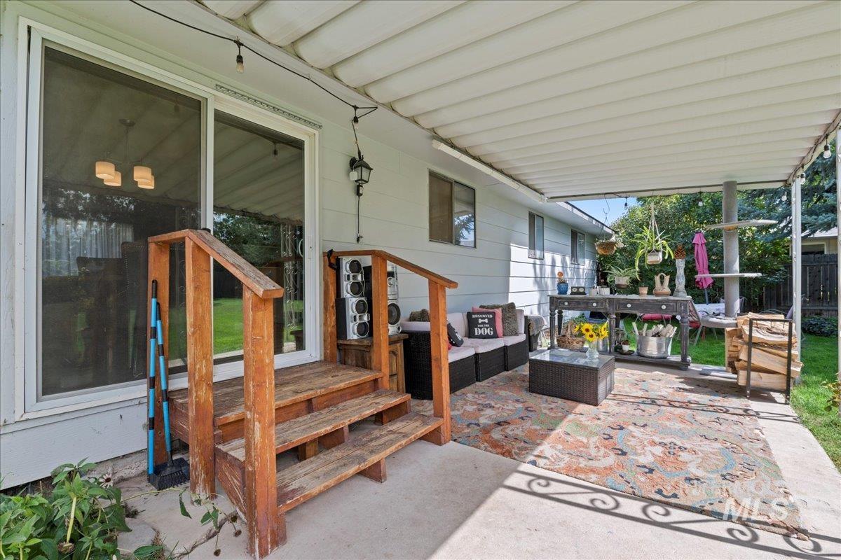 View of patio / terrace featuring an outdoor living space