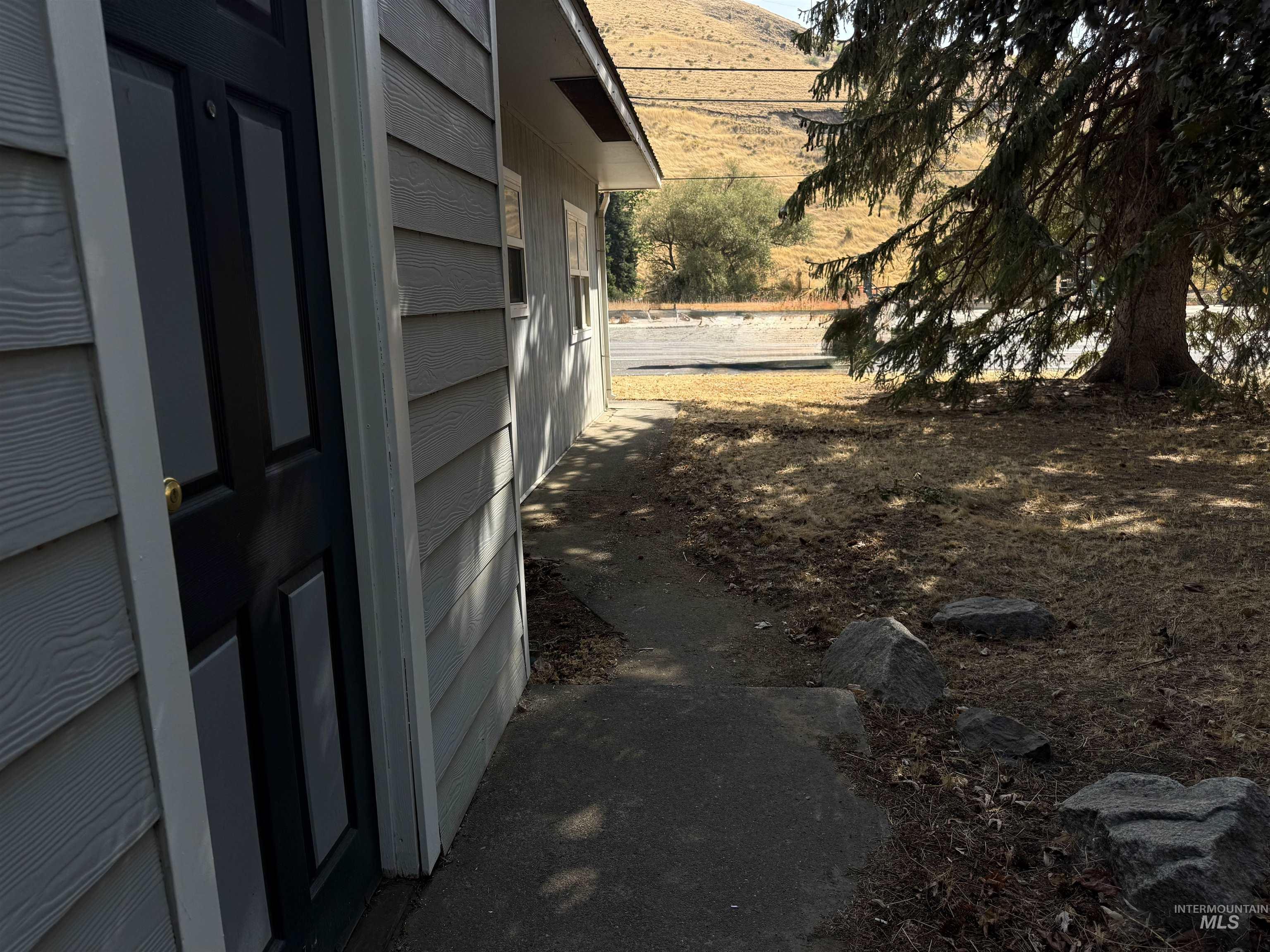 View of yard with a mountain view